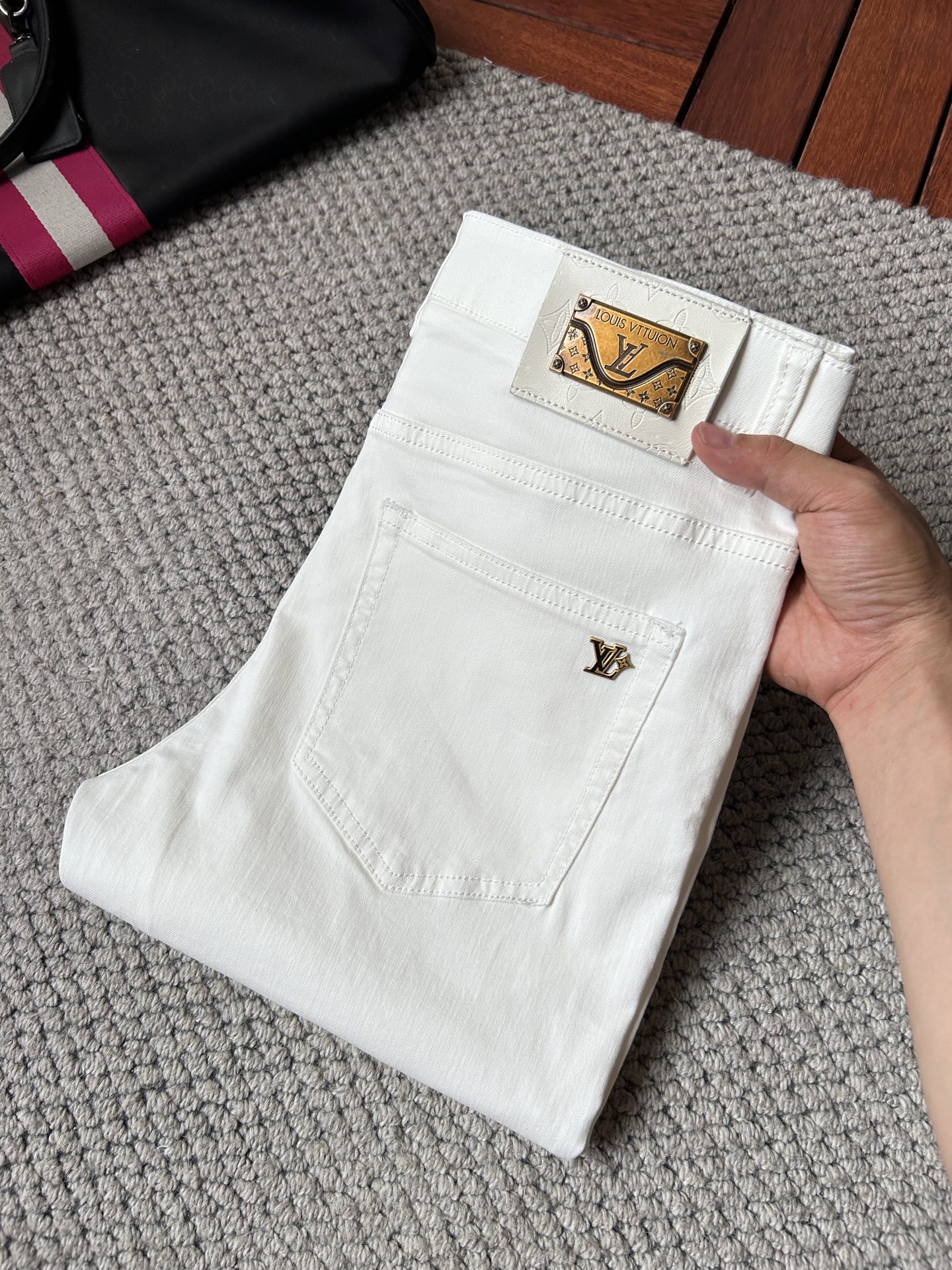 NO:918832,LV's '26 new jeans counter's best-selling model shares taste and value. It is very comfortable to wear. It is low-key yet luxurious. It is very classy to wear, and the style and cut of the trousers are needless to say. The upper body is exquisite and vivid. Really first-class top quality materials. Really top-level casual pants, using Turkish cotton. The most famous denim fabric is produced with outstanding quality. After heavy washing, the pants are very soft. The straight-leg version is not picky. The upper body is absolutely stylish and extremely luxurious!  Code number 29-38.No 37,,louis vuitton,jeans,19860909LV ‘’26年新品牛仔裤专柜热销款 品味与价值共享 身穿着非常舒适 低调不失奢华 穿出去非常有档次,裤型款式和裁剪亦无需多言 上身精致跃然.真正一等一顶级质料 真正殿堂级的休闲裤,选用土耳其的棉花 生产出最有名的单宁布品质卓然 经过重水洗使得裤子很柔软 直脚的版型 不挑人 上身绝对的有型 极度奢华！码数29-38.无37,,louis vuitton,jeans,,Men's clothing