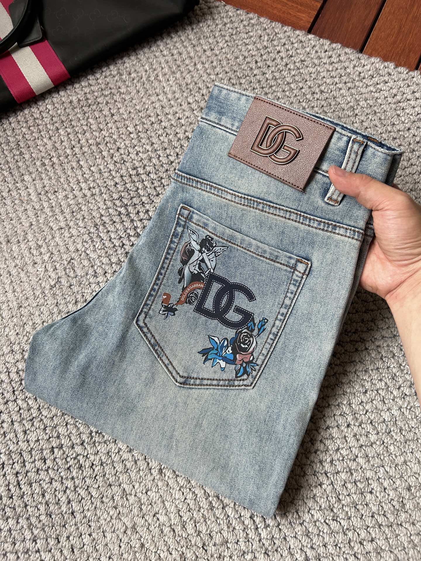 NO:918829,dg ‘’26 new jeans counter’s best-selling model. Shared taste and value. Very comfortable to wear. Low-key yet luxurious. Very classy to wear. Needless to say the style and cut of the pants. The upper body is exquisite and vivid. Really first-class and top-quality materials. Really top-level casual pants, using Turkish cotton. The most famous denim fabric is produced with outstanding quality. After heavy washing, the pants are very soft. The straight-leg version is not picky. The upper body is absolutely stylish and extremely luxurious!  Code number 29-38.No 37,,jeans,19860909dg ‘’26年新品牛仔裤专柜热销款 品味与价值共享 身穿着非常舒适 低调不失奢华 穿出去非常有档次,裤型款式和裁剪亦无需多言 上身精致跃然.真正一等一顶级质料 真正殿堂级的休闲裤,选用土耳其的棉花 生产出最有名的单宁布品质卓然 经过重水洗使得裤子很柔软 直脚的版型 不挑人 上身绝对的有型 极度奢华！码数29-38.无37,,jeans,,Men's clothing