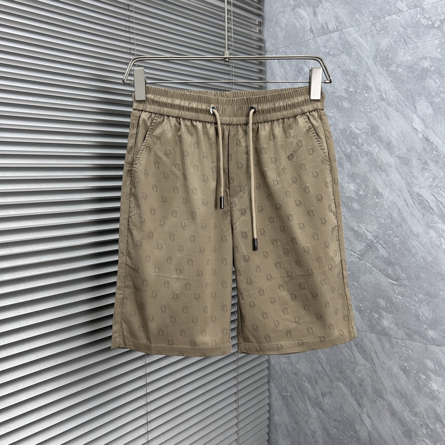 NO:918093,dr 2026 summer new original counter casual shorts, luxury classic brand original LOGO accessories, counter best-selling style. Very comfortable to wear, low-key yet luxurious, very classy to wear. Needless to say the trousers style and tailoring. The upper body is exquisite and high-end, first-class and top-quality materials. Really palace-level casual pants. The cotton from Turkey is of outstanding quality. After heavy washing, the pants are very soft!  Don't be picky. The upper body is absolutely stylish and extremely luxurious. Please state your height and weight when placing an order for sizes M-4XL.,,shorts,19860909dr 2026夏季新款原单专柜休闲短裤,奢华经典品牌原版LOGO配饰 专柜热销款 身穿着非常舒适 低调不失奢华 穿出去非常有档次 裤型款式和裁剪亦无需多言 上身精致跃然高档一等一顶级质料 真正殿堂级的休闲裤 选用土耳其的棉花品质卓然,经过重水洗使得裤子很柔软！不挑人 上身绝对的有型 极度奢华. 尺码M-4XL下单报身高体重.,,shorts,,Men's clothing