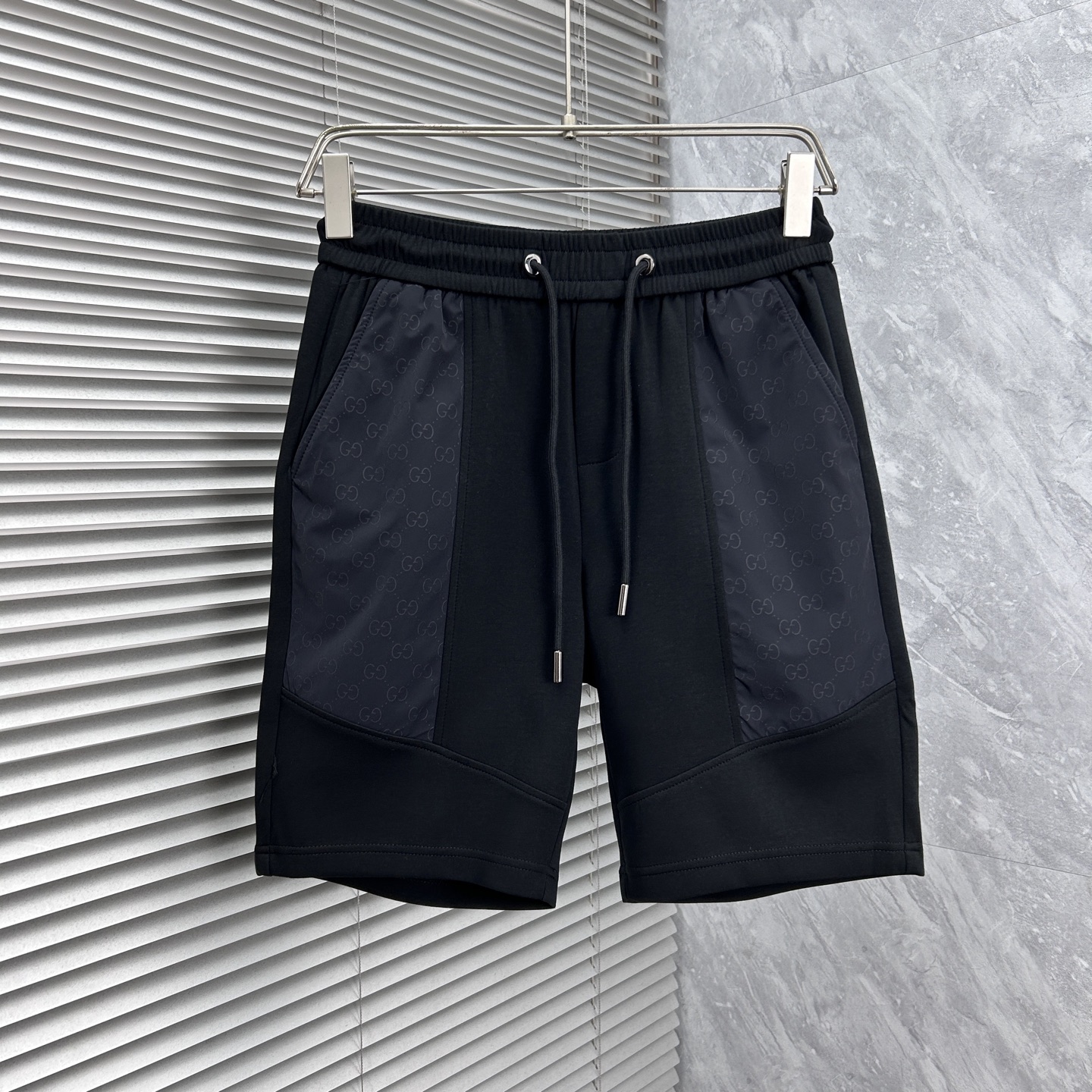 NO:918090,Gucci 2026 summer new original counter casual shorts, luxury classic brand original LOGO accessories, counter best-selling style. Very comfortable to wear, low-key yet luxurious, very classy to wear. Needless to say the trousers style and tailoring. The upper body is exquisite and high-end, first-class and top-quality materials. Really palace-level casual pants. The cotton of Turkey is selected for its outstanding quality. After heavy washing, the pants are very soft!  Don't be picky. The upper body is absolutely stylish and extremely luxurious. Please state your height and weight when placing an order for sizes M-4XL.,,shorts,19860909古奇 2026夏季新款原单专柜休闲短裤,奢华经典品牌原版LOGO配饰 专柜热销款 身穿着非常舒适 低调不失奢华 穿出去非常有档次 裤型款式和裁剪亦无需多言 上身精致跃然高档一等一顶级质料 真正殿堂级的休闲裤 选用土耳其的棉花品质卓然,经过重水洗使得裤子很柔软！不挑人 上身绝对的有型 极度奢华. 尺码M-4XL下单报身高体重.,,shorts,,Men's clothing
