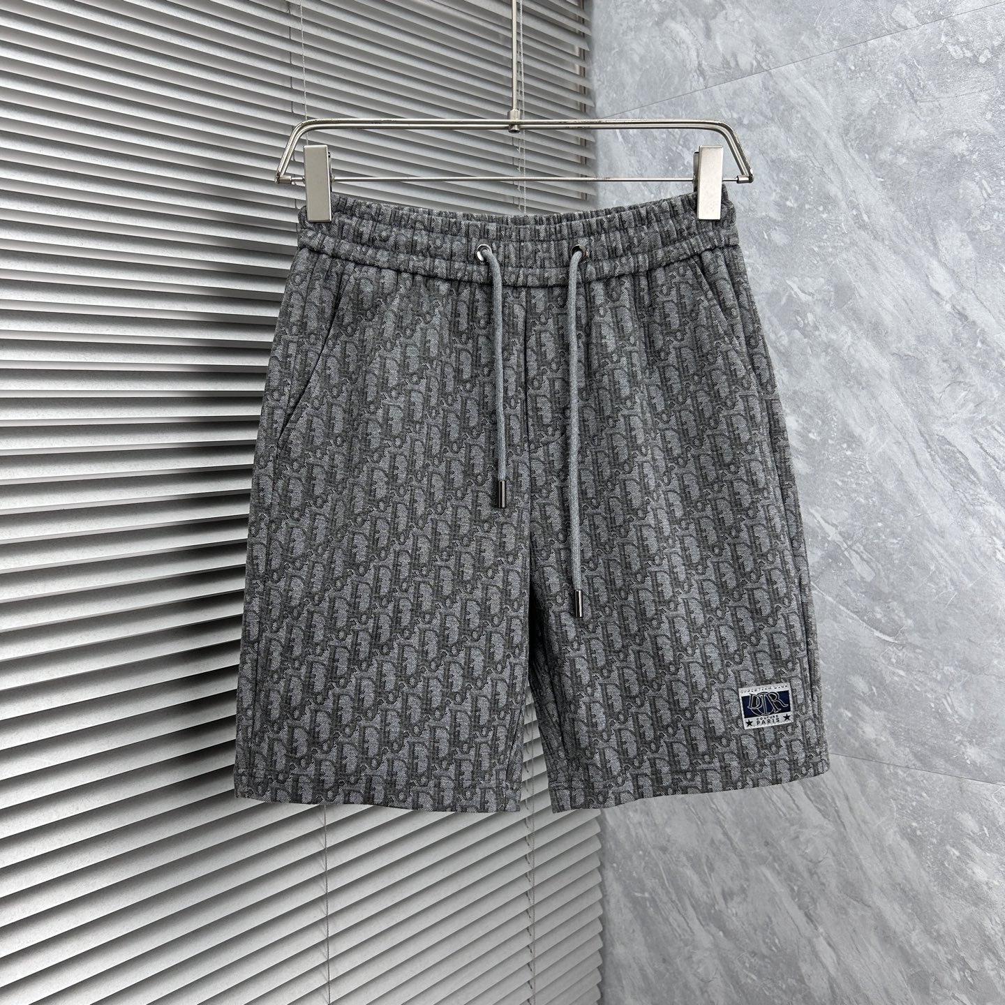 NO:918087,dr 2026 summer new original counter casual shorts, luxury classic brand original LOGO accessories, counter best-selling style. Very comfortable to wear, low-key yet luxurious, very classy to wear. Needless to say the trousers style and tailoring. The upper body is exquisite and high-end, first-class and top-quality materials. Really palace-level casual pants. The cotton from Turkey is of outstanding quality. After heavy washing, the pants are very soft!  Don't be picky. The upper body is absolutely stylish and extremely luxurious. Please state your height and weight when placing an order for sizes M-4XL.,,shorts,19860909dr 2026夏季新款原单专柜休闲短裤,奢华经典品牌原版LOGO配饰 专柜热销款 身穿着非常舒适 低调不失奢华 穿出去非常有档次 裤型款式和裁剪亦无需多言 上身精致跃然高档一等一顶级质料 真正殿堂级的休闲裤 选用土耳其的棉花品质卓然,经过重水洗使得裤子很柔软！不挑人 上身绝对的有型 极度奢华. 尺码M-4XL下单报身高体重.,,shorts,,Men's clothing
