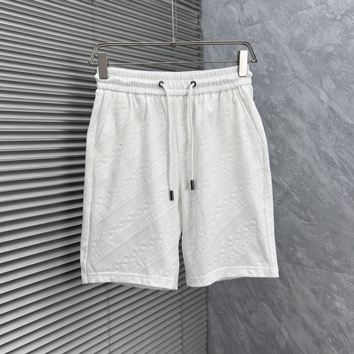 NO:918084,LV 2026 summer new original counter casual shorts, luxury classic brand original LOGO accessories, counter best-selling style, very comfortable to wear, low-key yet luxurious, very classy to wear. Needless to say the trousers style and tailoring, the upper body is exquisite and high-end, first-class and top-quality materials. Really palace-level casual pants. The cotton of Turkey is selected for its outstanding quality. After heavy washing, the pants are very soft!  Don't be picky. The upper body is absolutely stylish and extremely luxurious. Please quote your height and weight when ordering sizes M-4XL.,,louis vuitton,shorts,19860909LV 2026夏季新款原单专柜休闲短裤,奢华经典品牌原版LOGO配饰 专柜热销款 身穿着非常舒适 低调不失奢华 穿出去非常有档次 裤型款式和裁剪亦无需多言 上身精致跃然高档一等一顶级质料 真正殿堂级的休闲裤 选用土耳其的棉花品质卓然,经过重水洗使得裤子很柔软！不挑人 上身绝对的有型 极度奢华. 尺码M-4XL下单报身高体重.,,louis vuitton,shorts,,Men's clothing