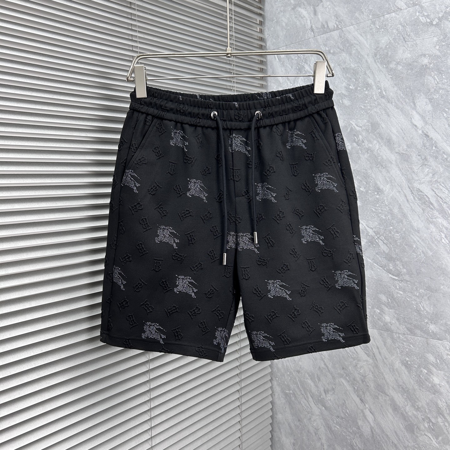NO:918081,Burberry 2026 summer new original counter casual shorts, luxury classic brand original LOGO accessories, counter best-selling model. Very comfortable to wear, low-key yet luxurious, very classy to wear. Needless to say the trousers style and tailoring. The upper body is exquisite and high-end, first-class and top-quality materials. Really palace-level casual pants. The cotton of Turkey is selected for its outstanding quality. After heavy washing, the pants are very soft!  Don't be picky. The upper body is absolutely stylish and extremely luxurious. Please state your height and weight when ordering sizes M-4XL.,,burberry,shorts,19860909巴宝莉 2026夏季新款原单专柜休闲短裤,奢华经典品牌原版LOGO配饰 专柜热销款 身穿着非常舒适 低调不失奢华 穿出去非常有档次 裤型款式和裁剪亦无需多言 上身精致跃然高档一等一顶级质料 真正殿堂级的休闲裤 选用土耳其的棉花品质卓然,经过重水洗使得裤子很柔软！不挑人 上身绝对的有型 极度奢华. 尺码M-4XL下单报身高体重.,,burberry,shorts,,Men's clothing