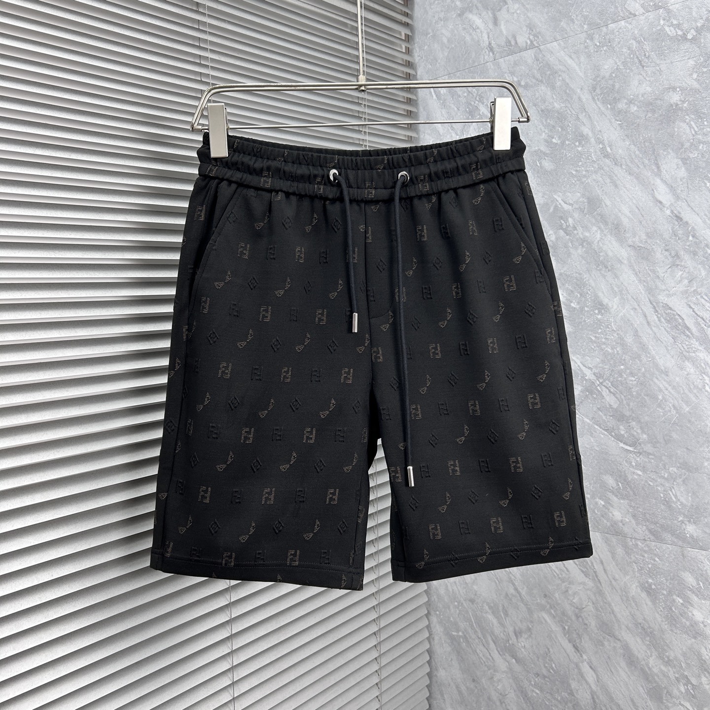 NO:918078,Fen 2026 new summer original counter casual shorts, luxury classic brand original LOGO accessories, counter best-selling style. Very comfortable to wear, low-key yet luxurious, very classy to wear. Needless to say the trousers style and tailoring. The upper body is exquisite and high-end, first-class and top-quality materials. Really palace-level casual pants. The cotton of Turkey is selected for its outstanding quality. After heavy washing, the pants are very soft!  Don't be picky. The upper body is absolutely stylish and extremely luxurious. Please state your height and weight when placing an order for sizes M-4XL.,,shorts,19860909芬 2026夏季新款原单专柜休闲短裤,奢华经典品牌原版LOGO配饰 专柜热销款 身穿着非常舒适 低调不失奢华 穿出去非常有档次 裤型款式和裁剪亦无需多言 上身精致跃然高档一等一顶级质料 真正殿堂级的休闲裤 选用土耳其的棉花品质卓然,经过重水洗使得裤子很柔软！不挑人 上身绝对的有型 极度奢华. 尺码M-4XL下单报身高体重.,,shorts,,Men's clothing
