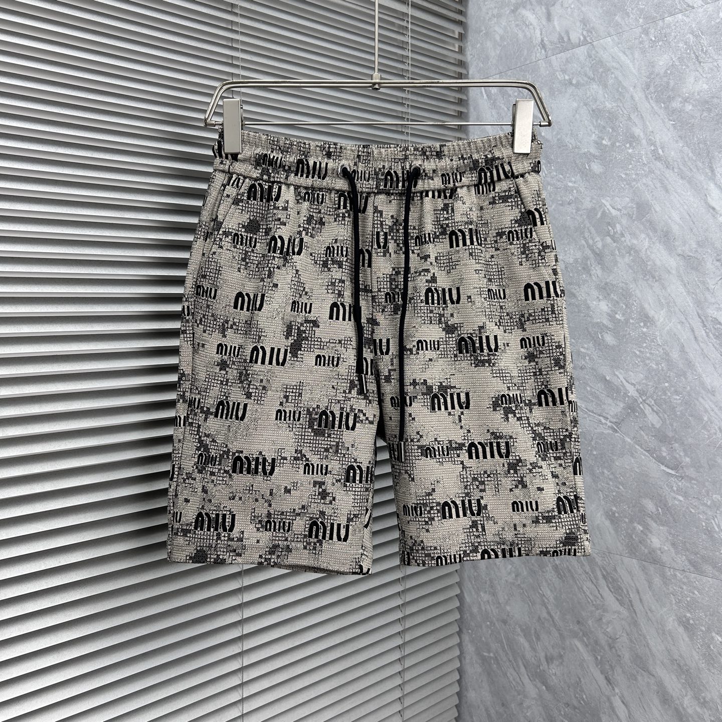 NO:918072,miu2026 summer new original counter casual shorts, luxury classic brand original LOGO accessories, counter best-selling style, very comfortable to wear, low-key yet luxurious, very classy to wear. Needless to say, the style and tailoring of the pants. The upper body is exquisite and high-end, first-class and top-quality materials. Really palace-level casual pants. The cotton of Turkey is selected for its outstanding quality. After heavy washing, the pants are very soft!  Don't be picky. The upper body is absolutely stylish and extremely luxurious. Please quote your height and weight when placing an order for sizes M-4XL.,,miumiu,shorts,19860909miu2026夏季新款原单专柜休闲短裤,奢华经典品牌原版LOGO配饰 专柜热销款 身穿着非常舒适 低调不失奢华 穿出去非常有档次 裤型款式和裁剪亦无需多言 上身精致跃然高档一等一顶级质料 真正殿堂级的休闲裤 选用土耳其的棉花品质卓然,经过重水洗使得裤子很柔软！不挑人 上身绝对的有型 极度奢华. 尺码M-4XL下单报身高体重.,,miumiu,shorts,,Men's clothing