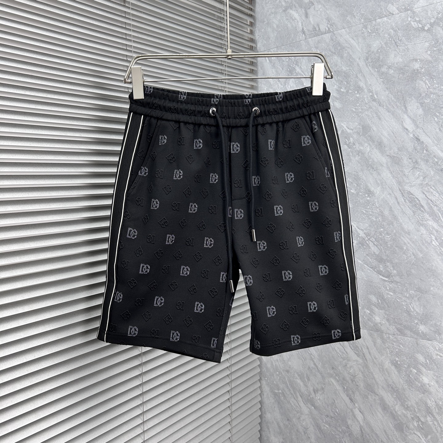 NO:918069,DG2026 summer new style original counter casual shorts, luxury classic brand original LOGO accessories, counter best-selling style. Very comfortable to wear, low-key yet luxurious, very classy to wear. Needless to say the trousers style and tailoring. The upper body is exquisite and high-end, first-class and top-quality materials. Really palace-level casual pants. The cotton from Turkey is of outstanding quality. After heavy washing, the pants are very soft!  Don't be picky. The upper body is absolutely stylish and extremely luxurious. Please state your height and weight when placing an order for sizes M-4XL.,,shorts,19860909DG2026夏季新款原单专柜休闲短裤,奢华经典品牌原版LOGO配饰 专柜热销款 身穿着非常舒适 低调不失奢华 穿出去非常有档次 裤型款式和裁剪亦无需多言 上身精致跃然高档一等一顶级质料 真正殿堂级的休闲裤 选用土耳其的棉花品质卓然,经过重水洗使得裤子很柔软！不挑人 上身绝对的有型 极度奢华. 尺码M-4XL下单报身高体重.,,shorts,,Men's clothing