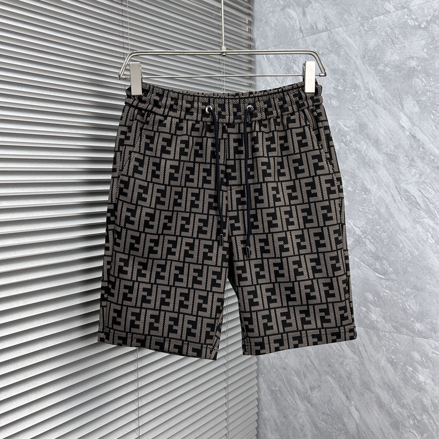 NO:918066,Fen 2026 new summer original counter casual shorts, luxury classic brand original LOGO accessories, counter best-selling style. Very comfortable to wear, low-key yet luxurious, very classy to wear. Needless to say the trousers style and tailoring. The upper body is exquisite and high-end, first-class and top-quality materials. Really palace-level casual pants. The cotton of Turkey is selected for its outstanding quality. After heavy washing, the pants are very soft!  Don't be picky. The upper body is absolutely stylish and extremely luxurious. Please state your height and weight when placing an order for sizes M-4XL.,,shorts,19860909芬 2026夏季新款原单专柜休闲短裤,奢华经典品牌原版LOGO配饰 专柜热销款 身穿着非常舒适 低调不失奢华 穿出去非常有档次 裤型款式和裁剪亦无需多言 上身精致跃然高档一等一顶级质料 真正殿堂级的休闲裤 选用土耳其的棉花品质卓然,经过重水洗使得裤子很柔软！不挑人 上身绝对的有型 极度奢华. 尺码M-4XL下单报身高体重.,,shorts,,Men's clothing