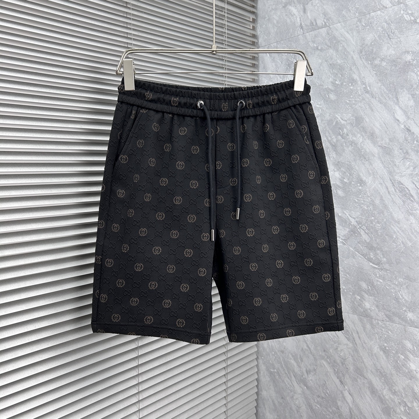 NO:918092,Gucci 2026 summer new original counter casual shorts, luxury classic brand original LOGO accessories, counter best-selling style. Very comfortable to wear, low-key yet luxurious, very classy to wear. Needless to say the trousers style and tailoring. The upper body is exquisite and high-end, first-class and top-quality materials. Really palace-level casual pants. The cotton of Turkey is selected for its outstanding quality. After heavy washing, the pants are very soft!  Don't be picky. The upper body is absolutely stylish and extremely luxurious. Please state your height and weight when placing an order for sizes M-4XL.,,shorts,19860909古奇 2026夏季新款原单专柜休闲短裤,奢华经典品牌原版LOGO配饰 专柜热销款 身穿着非常舒适 低调不失奢华 穿出去非常有档次 裤型款式和裁剪亦无需多言 上身精致跃然高档一等一顶级质料 真正殿堂级的休闲裤 选用土耳其的棉花品质卓然,经过重水洗使得裤子很柔软！不挑人 上身绝对的有型 极度奢华. 尺码M-4XL下单报身高体重.,,shorts,,Men's clothing