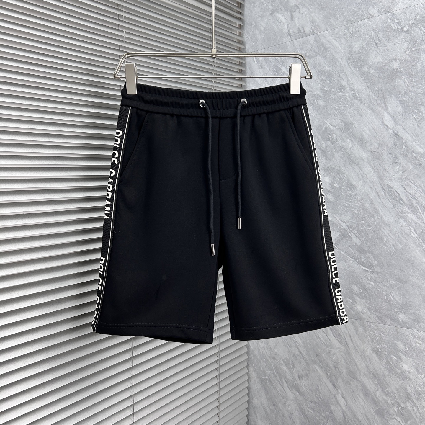 NO:918089,DG 2026 Summer New Original Counter Casual Shorts, Luxury Classic Brand Original LOGO Accessories, Best-Selling Counter, Very Comfortable to Wear, Low-key yet Luxurious, Very Classy to Wear. Needless to say, the style and tailoring of the trousers. The upper body is exquisite and high-end, made of first-class top quality materials. Truly palace-level casual trousers are made of Turkish cotton of outstanding quality. After heavy washing, the pants are very soft!  Don't be picky. The upper body is absolutely stylish and extremely luxurious. Please state your height and weight when placing an order for sizes M-4XL.,,shorts,19860909DG 2026夏季新款原单专柜休闲短裤,奢华经典品牌原版LOGO配饰 专柜热销款 身穿着非常舒适 低调不失奢华 穿出去非常有档次 裤型款式和裁剪亦无需多言 上身精致跃然高档一等一顶级质料 真正殿堂级的休闲裤 选用土耳其的棉花品质卓然,经过重水洗使得裤子很柔软！不挑人 上身绝对的有型 极度奢华. 尺码M-4XL下单报身高体重.,,shorts,,Men's clothing