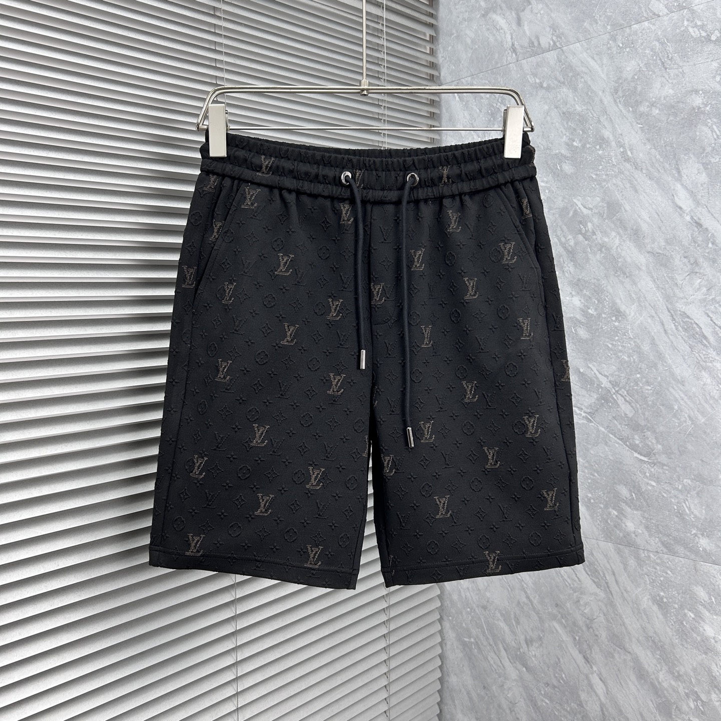 NO:918086,LV 2026 summer new original counter casual shorts, luxury classic brand original LOGO accessories, counter best-selling style, very comfortable to wear, low-key yet luxurious, very classy to wear. Needless to say the trousers style and tailoring, the upper body is exquisite and high-end, first-class and top-quality materials. Really palace-level casual pants. The cotton of Turkey is selected for its outstanding quality. After heavy washing, the pants are very soft!  Don't be picky. The upper body is absolutely stylish and extremely luxurious. Please quote your height and weight when ordering sizes M-4XL.,,louis vuitton,shorts,19860909LV 2026夏季新款原单专柜休闲短裤,奢华经典品牌原版LOGO配饰 专柜热销款 身穿着非常舒适 低调不失奢华 穿出去非常有档次 裤型款式和裁剪亦无需多言 上身精致跃然高档一等一顶级质料 真正殿堂级的休闲裤 选用土耳其的棉花品质卓然,经过重水洗使得裤子很柔软！不挑人 上身绝对的有型 极度奢华. 尺码M-4XL下单报身高体重.,,louis vuitton,shorts,,Men's clothing