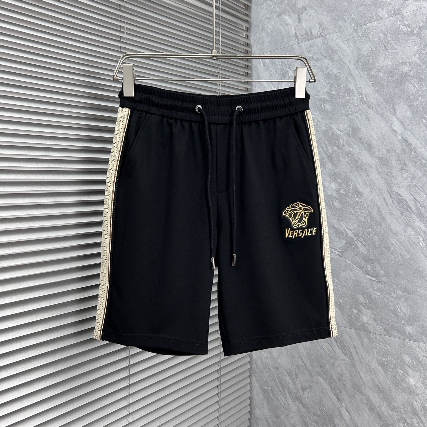 NO:918083,Versace 2026 summer new original counter casual shorts, luxury classic brand original LOGO accessories, counter best-selling model. Very comfortable to wear, low-key yet luxurious, very classy to wear. Needless to say the trousers style and tailoring. The upper body is exquisite and high-end, first-class and top-quality materials. Really palace-level casual pants. The cotton of Turkey is of outstanding quality. After heavy washing, the pants are very soft!  Don't be picky. The upper body is absolutely stylish and extremely luxurious. Please state your height and weight when ordering sizes M-4XL.,,versace,shorts,19860909范思哲 2026夏季新款原单专柜休闲短裤,奢华经典品牌原版LOGO配饰 专柜热销款 身穿着非常舒适 低调不失奢华 穿出去非常有档次 裤型款式和裁剪亦无需多言 上身精致跃然高档一等一顶级质料 真正殿堂级的休闲裤 选用土耳其的棉花品质卓然,经过重水洗使得裤子很柔软！不挑人 上身绝对的有型 极度奢华. 尺码M-4XL下单报身高体重.,,versace,shorts,,Men's clothing