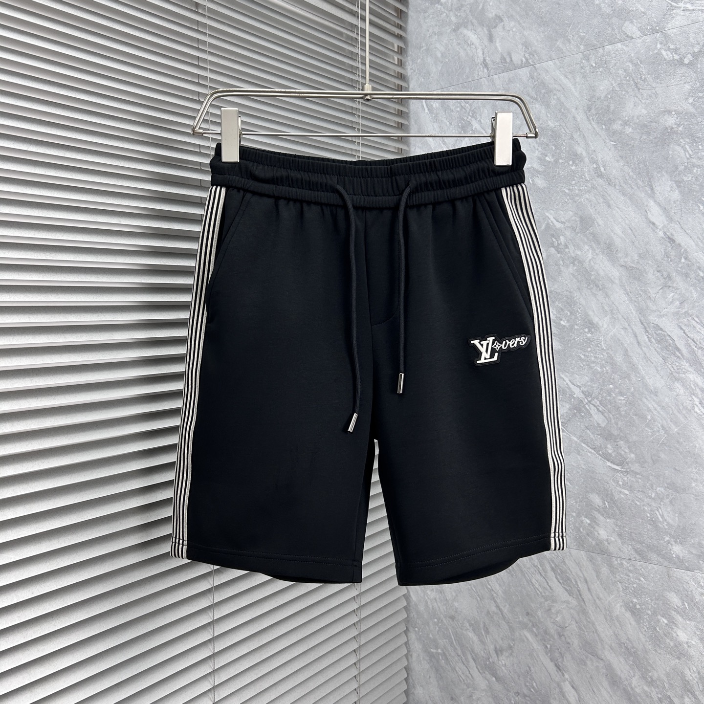 NO:918080,LV 2026 summer new original counter casual shorts, luxury classic brand original LOGO accessories, counter best-selling style, very comfortable to wear, low-key yet luxurious, very classy to wear. Needless to say the trousers style and tailoring, the upper body is exquisite and high-end, first-class and top-quality materials. Really palace-level casual pants. The cotton of Turkey is selected for its outstanding quality. After heavy washing, the pants are very soft!  Don't be picky. The upper body is absolutely stylish and extremely luxurious. Please quote your height and weight when ordering sizes M-4XL.,,louis vuitton,shorts,19860909LV 2026夏季新款原单专柜休闲短裤,奢华经典品牌原版LOGO配饰 专柜热销款 身穿着非常舒适 低调不失奢华 穿出去非常有档次 裤型款式和裁剪亦无需多言 上身精致跃然高档一等一顶级质料 真正殿堂级的休闲裤 选用土耳其的棉花品质卓然,经过重水洗使得裤子很柔软！不挑人 上身绝对的有型 极度奢华. 尺码M-4XL下单报身高体重.,,louis vuitton,shorts,,Men's clothing