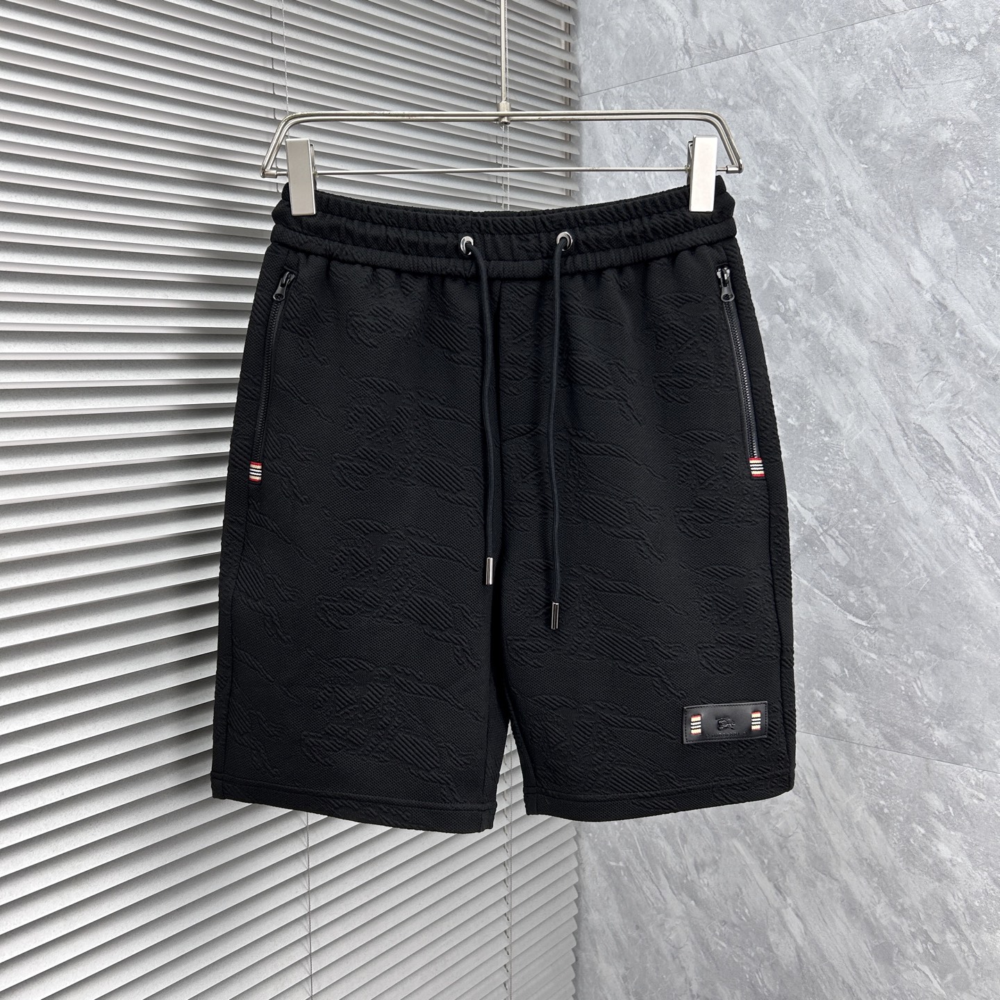NO:918077,Burberry 2026 summer new original counter casual shorts, luxury classic brand original LOGO accessories, counter best-selling model. Very comfortable to wear, low-key yet luxurious, very classy to wear. Needless to say the trousers style and tailoring. The upper body is exquisite and high-end, first-class and top-quality materials. Really palace-level casual pants. The cotton of Turkey is selected for its outstanding quality. After heavy washing, the pants are very soft!  Don't be picky. The upper body is absolutely stylish and extremely luxurious. Please state your height and weight when ordering sizes M-4XL.,,burberry,shorts,19860909巴宝莉 2026夏季新款原单专柜休闲短裤,奢华经典品牌原版LOGO配饰 专柜热销款 身穿着非常舒适 低调不失奢华 穿出去非常有档次 裤型款式和裁剪亦无需多言 上身精致跃然高档一等一顶级质料 真正殿堂级的休闲裤 选用土耳其的棉花品质卓然,经过重水洗使得裤子很柔软！不挑人 上身绝对的有型 极度奢华. 尺码M-4XL下单报身高体重.,,burberry,shorts,,Men's clothing