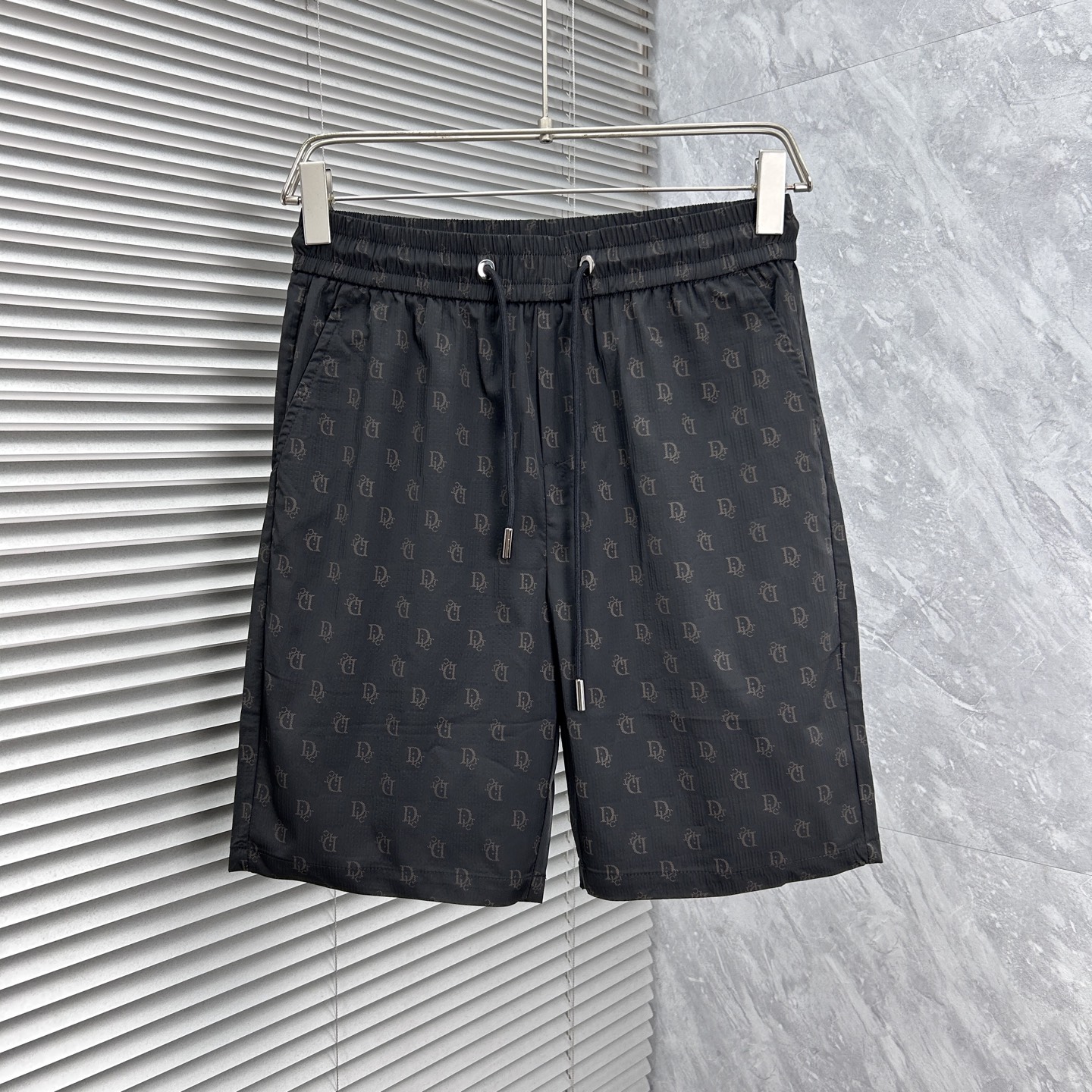 NO:918074,dr 2026 summer new original counter casual shorts, luxury classic brand original LOGO accessories, counter best-selling style. Very comfortable to wear, low-key yet luxurious, very classy to wear. Needless to say the trousers style and tailoring. The upper body is exquisite and high-end, first-class and top-quality materials. Really palace-level casual pants. The cotton from Turkey is of outstanding quality. After heavy washing, the pants are very soft!  Don't be picky. The upper body is absolutely stylish and extremely luxurious. Please state your height and weight when placing an order for sizes M-4XL.,,shorts,19860909dr 2026夏季新款原单专柜休闲短裤,奢华经典品牌原版LOGO配饰 专柜热销款 身穿着非常舒适 低调不失奢华 穿出去非常有档次 裤型款式和裁剪亦无需多言 上身精致跃然高档一等一顶级质料 真正殿堂级的休闲裤 选用土耳其的棉花品质卓然,经过重水洗使得裤子很柔软！不挑人 上身绝对的有型 极度奢华. 尺码M-4XL下单报身高体重.,,shorts,,Men's clothing