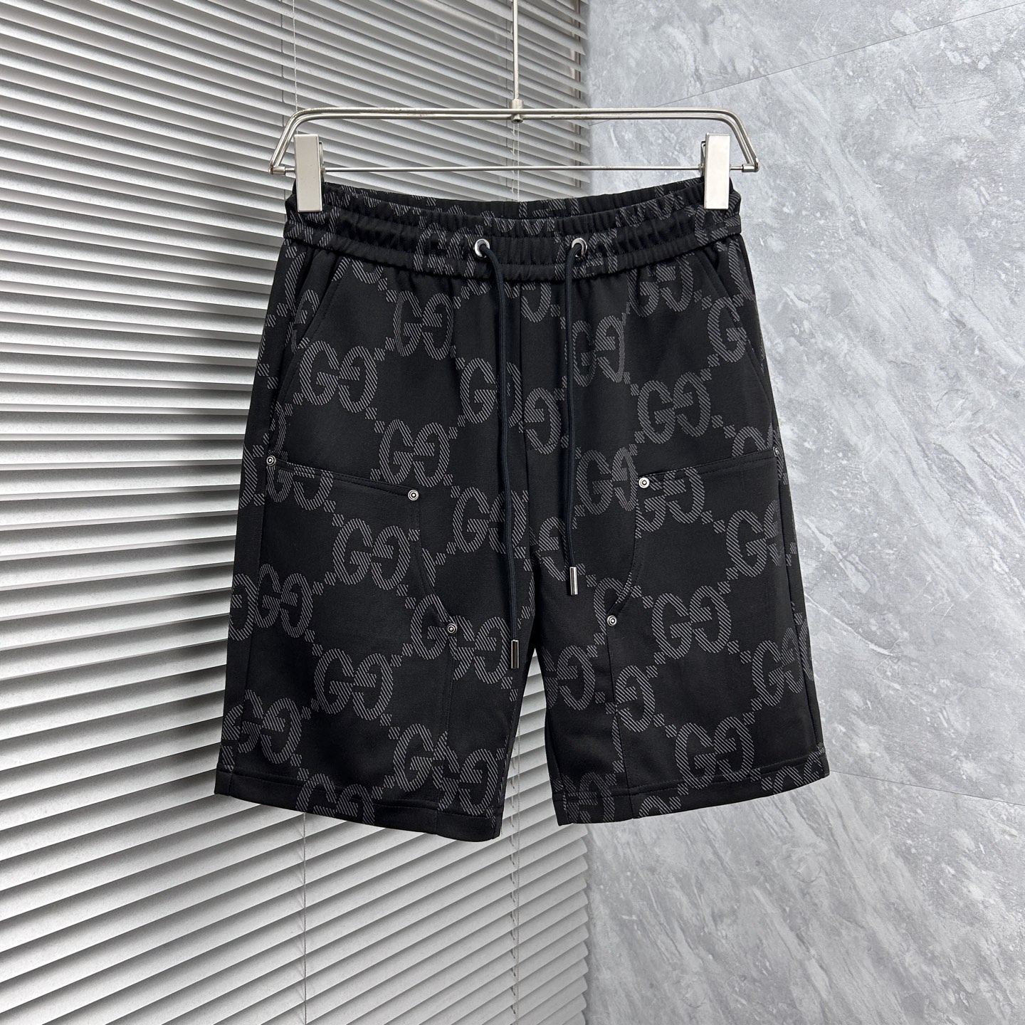 NO:918071,Gucci 2026 summer new original counter casual shorts, luxury classic brand original LOGO accessories, counter best-selling style. Very comfortable to wear, low-key yet luxurious, very classy to wear. Needless to say the trousers style and tailoring. The upper body is exquisite and high-end, first-class and top-quality materials. Really palace-level casual pants. The cotton of Turkey is selected for its outstanding quality. After heavy washing, the pants are very soft!  Don't be picky. The upper body is absolutely stylish and extremely luxurious. Please state your height and weight when placing an order for sizes M-4XL.,,shorts,19860909古奇 2026夏季新款原单专柜休闲短裤,奢华经典品牌原版LOGO配饰 专柜热销款 身穿着非常舒适 低调不失奢华 穿出去非常有档次 裤型款式和裁剪亦无需多言 上身精致跃然高档一等一顶级质料 真正殿堂级的休闲裤 选用土耳其的棉花品质卓然,经过重水洗使得裤子很柔软！不挑人 上身绝对的有型 极度奢华. 尺码M-4XL下单报身高体重.,,shorts,,Men's clothing