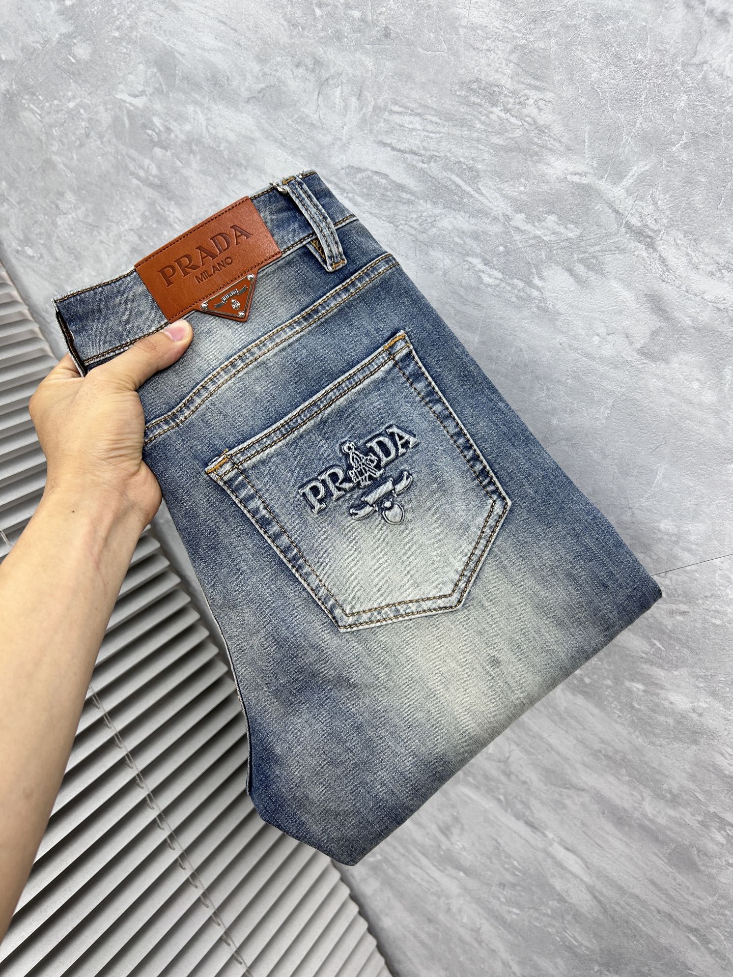 NO:918054,Prada's 26-year-old new jeans counter's best-selling model shares taste and value. It is very comfortable to wear. It is low-key yet luxurious. It is very classy when worn. The style and cut of the pants are needless to say. The upper body is exquisite and vivid. Really first-class and top-quality materials. Really palace-level casual pants, using Turkish cotton. A33 produces the most famous denim cloth of outstanding quality. After heavy washing, the pants are very soft. The straight-leg version is not picky and the upper body is absolutely stylish.  Extremely luxurious!  Code number 29-38.No 37,,prada,jeans,19860909普拉达 26年新品牛仔裤专柜热销款 品味与价值共享 身穿着非常舒适 低调不失奢华 穿出去非常有档次,裤型款式和裁剪亦无需多言 上身精致跃然.真正一等一顶级质料 真正殿堂级的休闲裤,选用土耳其的棉花 A33生产出最有名的单宁布品质卓然 经过重水洗使得裤子很柔软 直脚的版型 不挑人 上身绝对的有型 极度奢华！码数29-38.无37,,prada,jeans,,Men's clothing