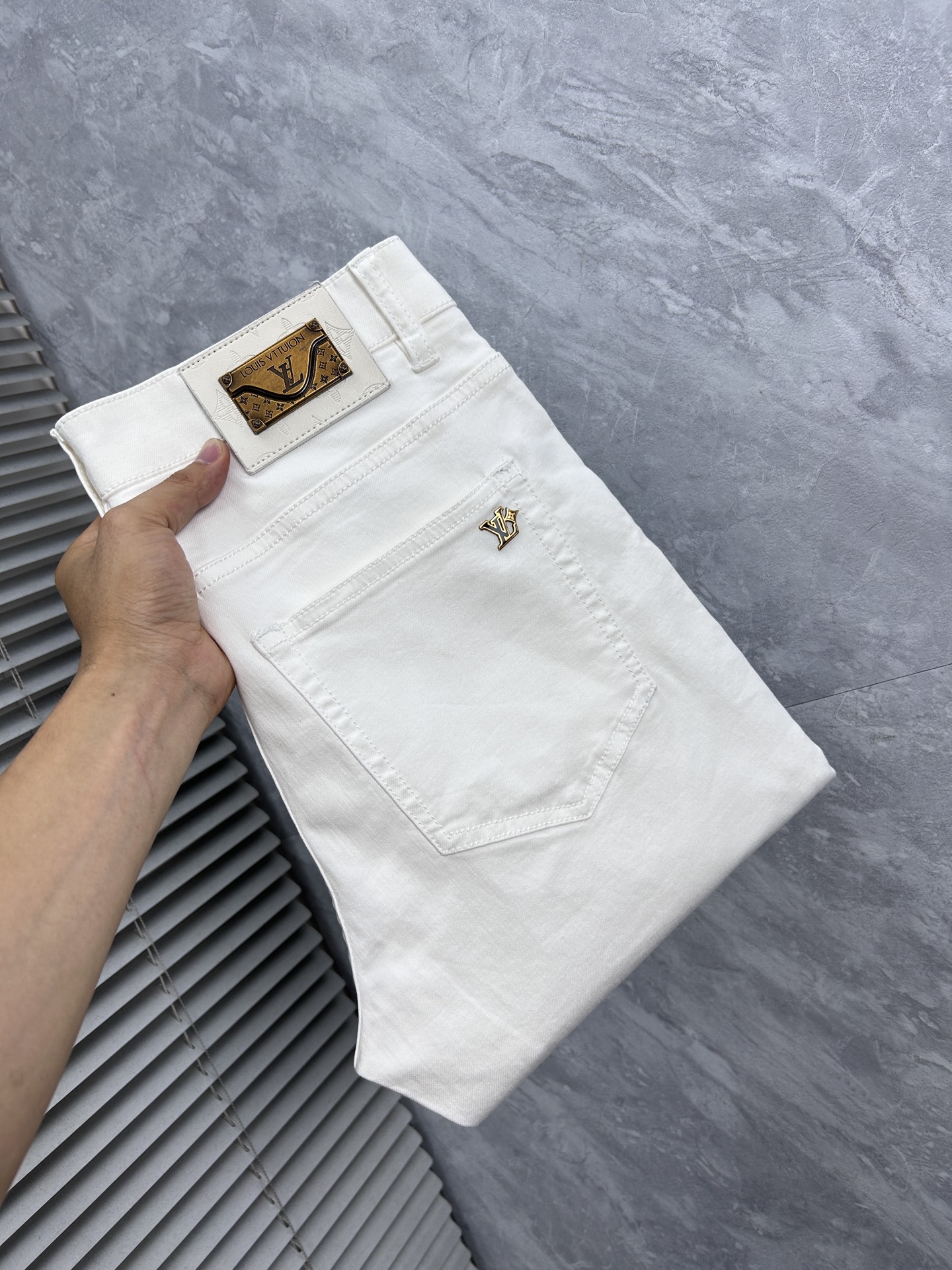 NO:918056,LV’s 26-year new jeans counter’s best-selling model shares taste and value. It is very comfortable to wear. It is low-key yet luxurious. It is very classy when worn. Needless to say the trousers style and cut. The upper body is exquisite and vivid. Really first-class and top-quality materials. Really palace-level casual pants, using Turkish cotton. A33 produces the most famous denim of outstanding quality. After heavy washing, the pants are very soft. The straight-leg version is not picky. The upper body is absolutely stylish and extremely luxurious!  Code number 29-38.No 37,,louis vuitton,jeans,19860909LV 26年新品牛仔裤专柜热销款 品味与价值共享 身穿着非常舒适 低调不失奢华 穿出去非常有档次,裤型款式和裁剪亦无需多言 上身精致跃然.真正一等一顶级质料 真正殿堂级的休闲裤,选用土耳其的棉花 A33生产出最有名的单宁布品质卓然 经过重水洗使得裤子很柔软 直脚的版型 不挑人 上身绝对的有型 极度奢华！码数29-38.无37,,louis vuitton,jeans,,Men's clothing
