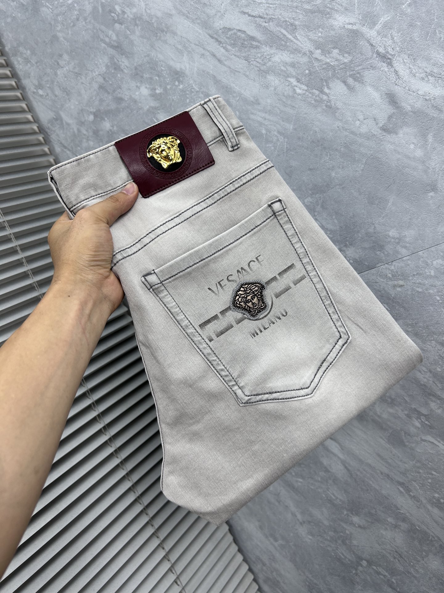 NO:918058,Versace's 26-year-old new jeans counter is a hot-selling model. It shares taste and value. It is very comfortable to wear. It is low-key yet luxurious. It is very classy when worn. The style and cut of the pants are needless to say. The upper body is exquisite and vivid. Really first-class and top-quality materials. Really palace-level casual pants, using Turkish cotton. A33 produces the most famous denim of outstanding quality. After heavy washing, the pants are very soft. The straight-leg version is not picky. The upper body is absolutely stylish.  Extremely luxurious!  Code number 29-38. No 37,,versace,jeans,19860909范思哲 26年新品牛仔裤专柜热销款 品味与价值共享 身穿着非常舒适 低调不失奢华 穿出去非常有档次,裤型款式和裁剪亦无需多言 上身精致跃然.真正一等一顶级质料 真正殿堂级的休闲裤,选用土耳其的棉花 A33生产出最有名的单宁布品质卓然 经过重水洗使得裤子很柔软 直脚的版型 不挑人 上身绝对的有型 极度奢华！码数29-38.无37,,versace,jeans,,Men's clothing