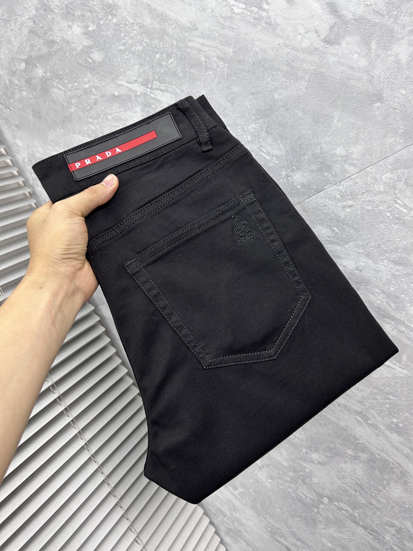 NO:918060,Prada's 26-year-old new jeans counter's best-selling model shares taste and value. It is very comfortable to wear. It is low-key yet luxurious. It is very classy when worn. The style and cut of the pants are needless to say. The upper body is exquisite and vivid. Really first-class and top-quality materials. Really palace-level casual pants, using Turkish cotton. A33 produces the most famous denim cloth of outstanding quality. After heavy washing, the pants are very soft. The straight-leg version is not picky and the upper body is absolutely stylish.  Extremely luxurious!  Code number 29-38.No 37,,prada,jeans,19860909普拉达 26年新品牛仔裤专柜热销款 品味与价值共享 身穿着非常舒适 低调不失奢华 穿出去非常有档次,裤型款式和裁剪亦无需多言 上身精致跃然.真正一等一顶级质料 真正殿堂级的休闲裤,选用土耳其的棉花 A33生产出最有名的单宁布品质卓然 经过重水洗使得裤子很柔软 直脚的版型 不挑人 上身绝对的有型 极度奢华！码数29-38.无37,,prada,jeans,,Men's clothing