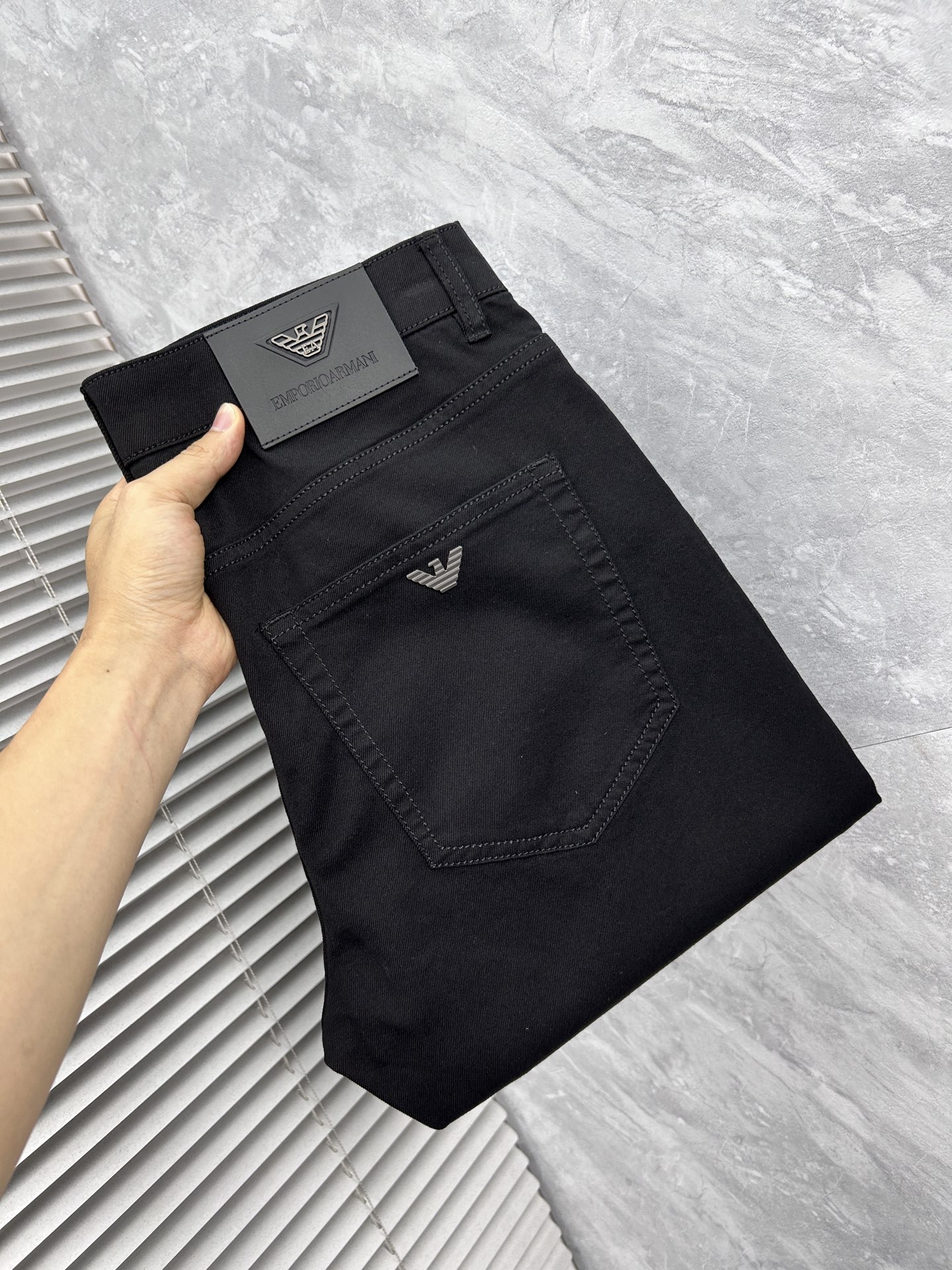 NO:918062,Armani's 26-year new jeans counter's best-selling model shares taste and value. It is very comfortable to wear. It is low-key yet luxurious. It is very classy when worn. Needless to say the style and cut of the trousers. The upper body is exquisite and vivid. Really first-class and top-quality materials. Really palace-level casual pants, using Turkish cotton. A33 produces the most famous denim of outstanding quality. After heavy washing, the pants are very soft. The straight-leg version is not picky. The upper body is absolutely stylish.  Extremely luxurious!  Code number 29-38.No 37,,armani,jeans,19860909阿玛尼 26年新品牛仔裤专柜热销款 品味与价值共享 身穿着非常舒适 低调不失奢华 穿出去非常有档次,裤型款式和裁剪亦无需多言 上身精致跃然.真正一等一顶级质料 真正殿堂级的休闲裤,选用土耳其的棉花 A33生产出最有名的单宁布品质卓然 经过重水洗使得裤子很柔软 直脚的版型 不挑人 上身绝对的有型 极度奢华！码数29-38.无37,,armani,jeans,,Men's clothing