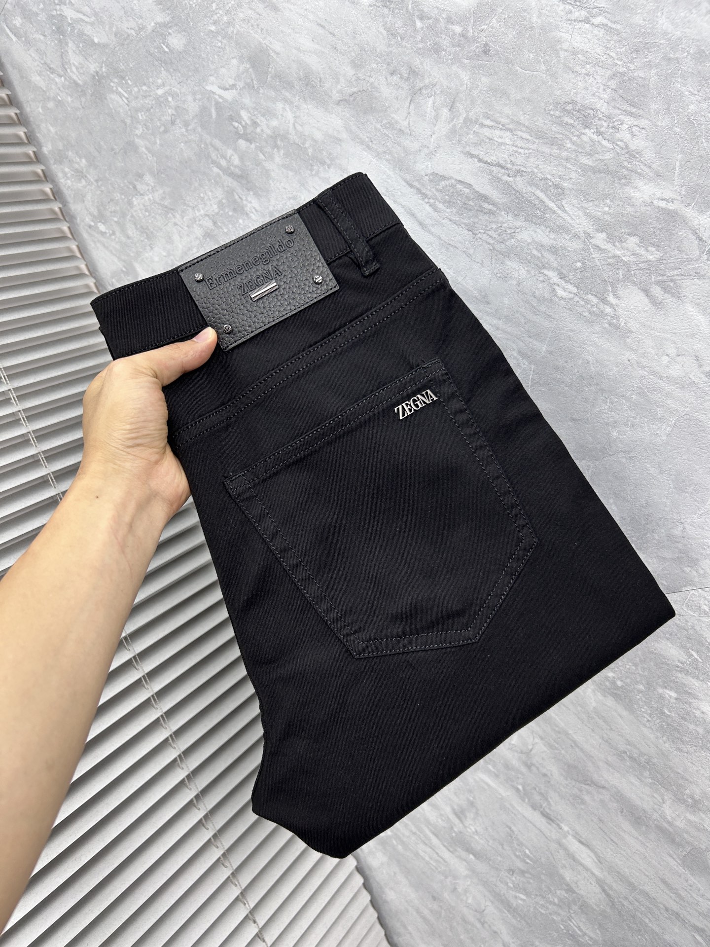 NO:918064,Ermenegildo Zegna's 26-year-old new jeans counter's best-selling model shares taste and value. It is very comfortable to wear. It is low-key yet luxurious. It is very classy when worn. The style and cut of the pants are needless to say. The upper body is exquisite and vivid. Really first-class and top-quality materials. Really palace-level casual pants, using Turkish cotton. A33 produces the most famous denim cloth of outstanding quality. After heavy washing, the pants are very soft. The straight-leg version is not picky and the upper body is absolutely stylish.  Extremely luxurious!  Code number 29-38.No 37,,zegna,jeans,19860909杰尼亚 26年新品牛仔裤专柜热销款 品味与价值共享 身穿着非常舒适 低调不失奢华 穿出去非常有档次,裤型款式和裁剪亦无需多言 上身精致跃然.真正一等一顶级质料 真正殿堂级的休闲裤,选用土耳其的棉花 A33生产出最有名的单宁布品质卓然 经过重水洗使得裤子很柔软 直脚的版型 不挑人 上身绝对的有型 极度奢华！码数29-38.无37,,zegna,jeans,,Men's clothing