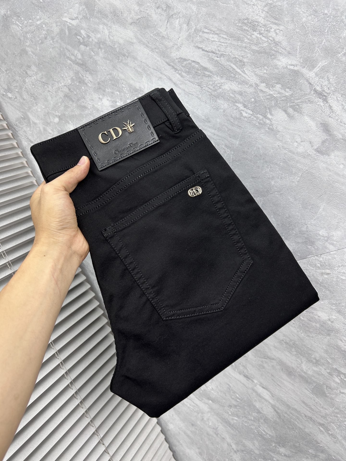 NO:918065,dr's 26-year new jeans counter's best-selling model. Shared taste and value. Very comfortable to wear. Low-key yet luxurious. Very classy to wear. Needless to say the trousers style and cut. The upper body is exquisite and vivid. Really first-class and top-quality materials. Really palace-level casual pants, using Turkish cotton. A33 produces the most famous denim of outstanding quality. After heavy washing, the pants are very soft. The straight-leg version is not picky. The upper body is absolutely stylish and extremely luxurious!  Code number 29-38.No 37,,jeans,19860909dr 26年新品牛仔裤专柜热销款 品味与价值共享 身穿着非常舒适 低调不失奢华 穿出去非常有档次,裤型款式和裁剪亦无需多言 上身精致跃然.真正一等一顶级质料 真正殿堂级的休闲裤,选用土耳其的棉花 A33生产出最有名的单宁布品质卓然 经过重水洗使得裤子很柔软 直脚的版型 不挑人 上身绝对的有型 极度奢华！码数29-38.无37,,jeans,,Men's clothing