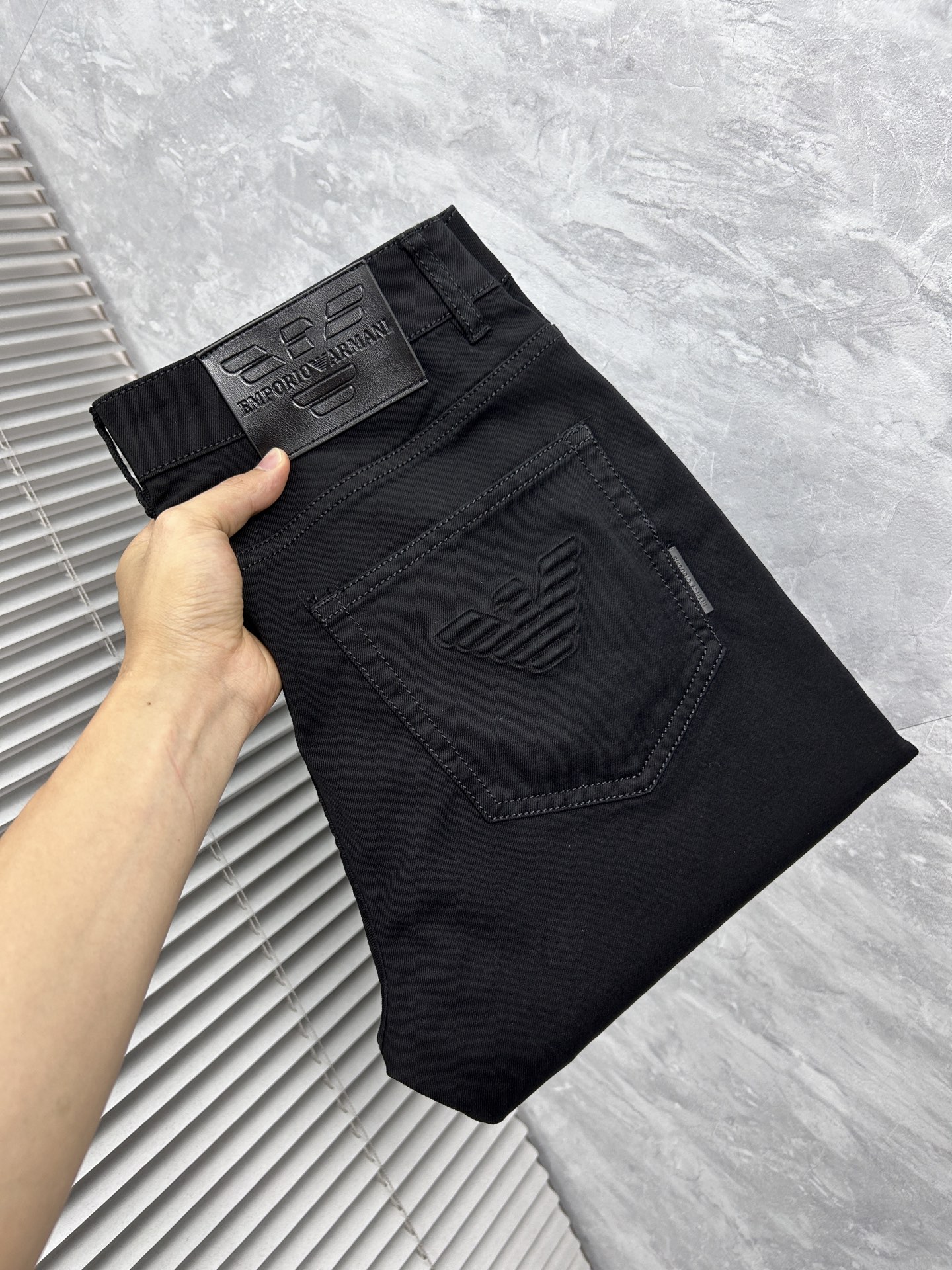 NO:918068,Armani's 26-year new jeans counter's best-selling model shares taste and value. It is very comfortable to wear. It is low-key yet luxurious. It is very classy when worn. Needless to say the style and cut of the trousers. The upper body is exquisite and vivid. Really first-class and top-quality materials. Really palace-level casual pants, using Turkish cotton. A33 produces the most famous denim of outstanding quality. After heavy washing, the pants are very soft. The straight-leg version is not picky. The upper body is absolutely stylish.  Extremely luxurious!  Code number 29-38.No 37,,armani,jeans,19860909阿玛尼 26年新品牛仔裤专柜热销款 品味与价值共享 身穿着非常舒适 低调不失奢华 穿出去非常有档次,裤型款式和裁剪亦无需多言 上身精致跃然.真正一等一顶级质料 真正殿堂级的休闲裤,选用土耳其的棉花 A33生产出最有名的单宁布品质卓然 经过重水洗使得裤子很柔软 直脚的版型 不挑人 上身绝对的有型 极度奢华！码数29-38.无37,,armani,jeans,,Men's clothing