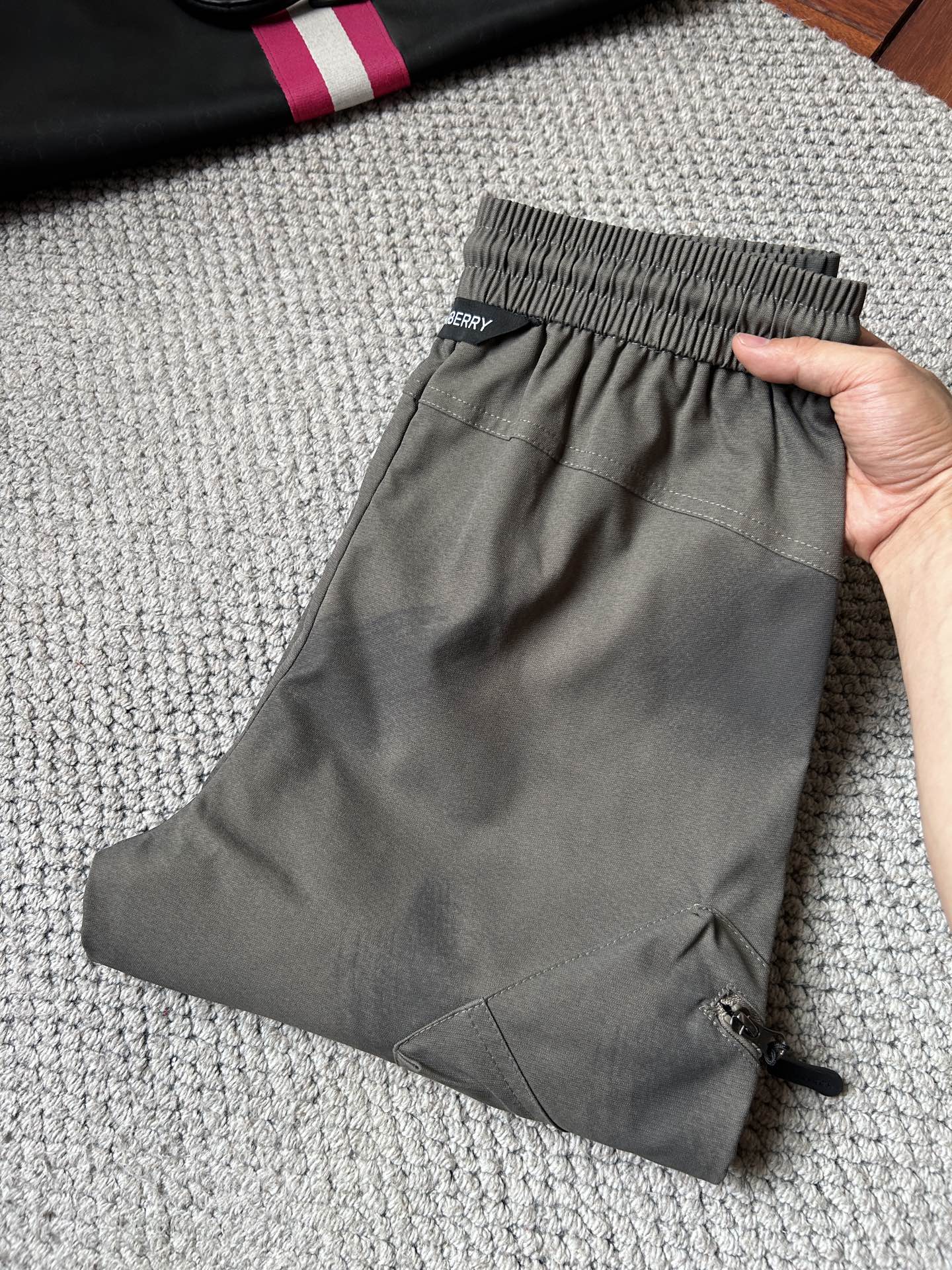 NO:906114,Babao's new summer 26ss men's casual workwear casual trousers [complete with three standards] advanced custom-made summer-specific technical breathable fabrics with high breathability and comfort, impeccable details, customized development of accessories, what you see is what you get, reflecting high quality. It feels delicate and soft!  Three-dimensional cutting, simple and fashionable, and the upper body shape is awesome!  Size M-4XL (shipped next day),,burberry,19860909巴宝‘’26ss夏季新款男士休闲工装休闲裤长裤【三标齐全】高级定制夏季专用科技透气面料 透气舒适度高,细节无可挑剔,辅料定制开发,所见即所得,体现高品质.手感细腻柔软！立体裁剪,简单时尚,上身版型超赞！码数M-4XL（隔天出货）,,burberry,,Men's clothing