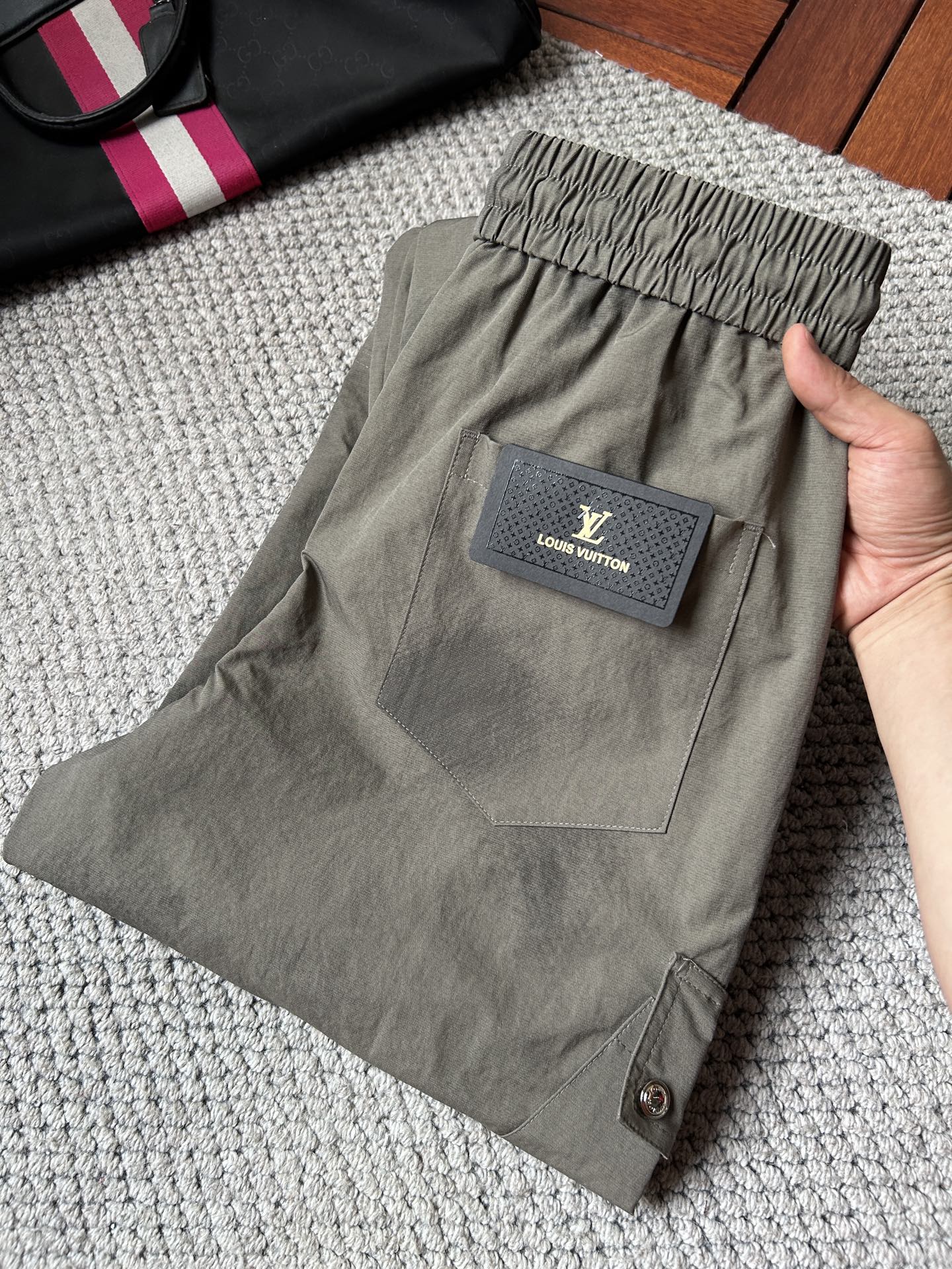 NO:906128,LV’’26ss summer new men’s casual workwear casual trousers, advanced custom-made summer-specific technical breathable fabrics with high breathability and comfort, impeccable details, customized development of accessories, what you see is what you get, reflecting high quality. It feels delicate and soft!  Three-dimensional cutting, simple and fashionable, and the upper body shape is awesome!  Size M-4XL (shipped next day),,louis vuitton,19860909LV‘’26ss夏季新款男士休闲工装休闲裤长裤 高级定制夏季专用科技透气面料 透气舒适度高,细节无可挑剔,辅料定制开发,所见即所得,体现高品质.手感细腻柔软！立体裁剪,简单时尚,上身版型超赞！码数M-4XL（隔天出货）,,louis vuitton,,Men's clothing