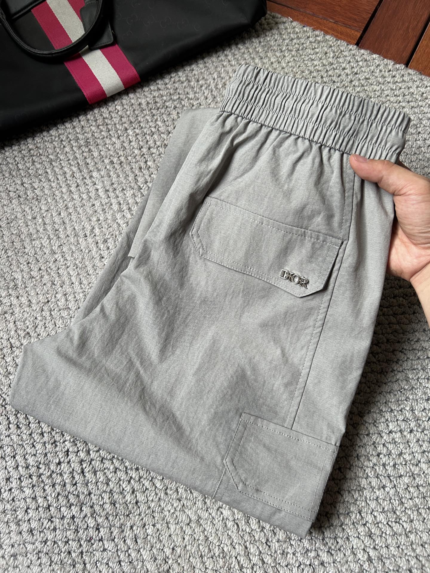 NO:906135,dr‘’26ss new summer men’s casual workwear casual trousers, advanced custom-made technical breathable fabrics for summer, with high breathability and comfort, impeccable details, customized development of accessories, what you see is what you get, reflecting high quality. It feels delicate and soft!  Three-dimensional cutting, simple and fashionable, and the upper body shape is awesome!  Size M-4XL (shipped next day),,19860909dr‘’26ss夏季新款男士休闲工装休闲裤长裤 高级定制夏季专用科技透气面料 透气舒适度高,细节无可挑剔,辅料定制开发,所见即所得,体现高品质.手感细腻柔软！立体裁剪,简单时尚,上身版型超赞！码数M-4XL（隔天出货）,,,Men's clothing