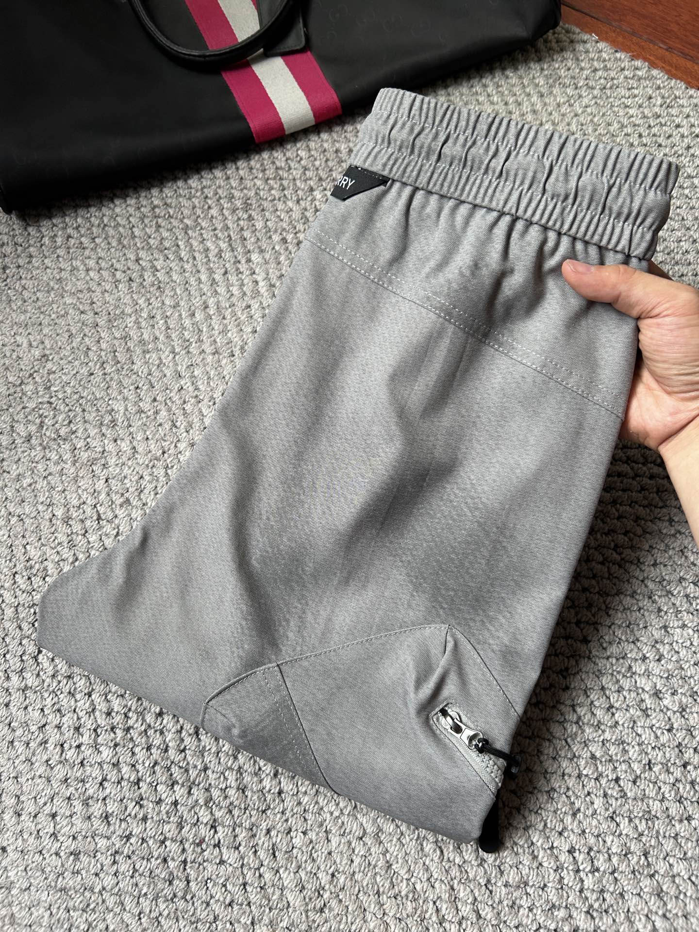 NO:906070,Babao's new summer 26ss men's casual workwear casual trousers, advanced custom-made summer-specific technical breathable fabrics with high breathability and comfort, impeccable details, customized development of accessories, what you see is what you get, reflecting high quality. It feels delicate and soft!  Three-dimensional cutting, simple and fashionable, and the upper body shape is awesome!  Size M-4XL (shipped next day),,burberry,19860909巴宝‘’26ss夏季新款男士休闲工装休闲裤长裤 高级定制夏季专用科技透气面料 透气舒适度高,细节无可挑剔,辅料定制开发,所见即所得,体现高品质.手感细腻柔软！立体裁剪,简单时尚,上身版型超赞！码数M-4XL（隔天出货）,,burberry,,Men's clothing