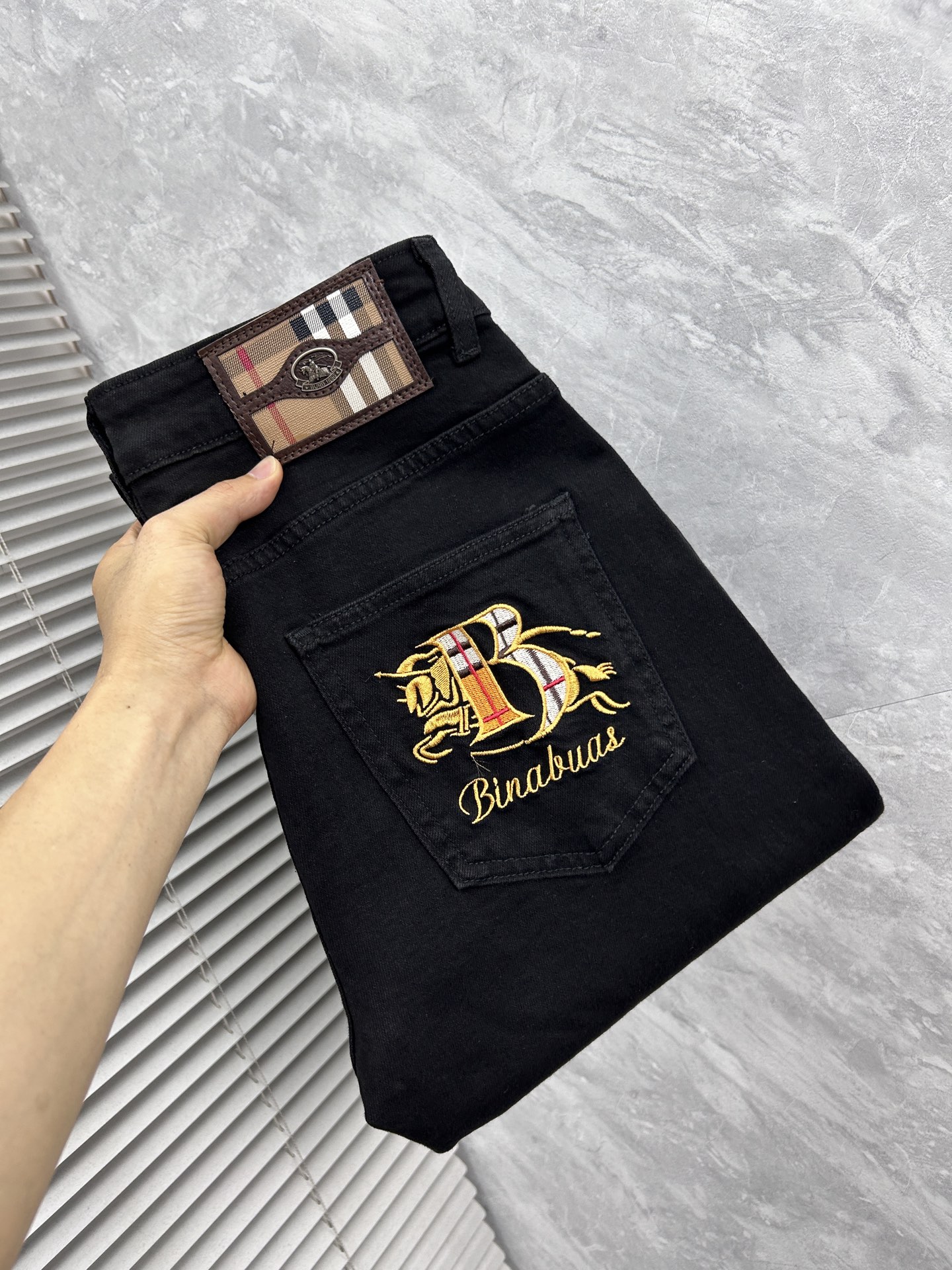 NO:937180,Burberry, ss26 new men's jeans. The fabric has good elasticity. Exclusive sale. Synchronized with the official website. Fashionable and elegant. Uses original color yeast washing process. Selected imported heavyweight denim denim fabric. Equipped with counter hardware decoration. Genuine leather label. Exquisite stitching. Worth having. Size 29-38. No 37m,,burberry,jeans,19860909巴宝, ss26新款男士牛仔裤 面料弹性好.独家发售 官网同步 时尚优雅 采用原色酵母水洗工艺 精选进口重磅丹宁牛仔面料 配专柜五金装饰 真皮皮牌 精致车线 值得拥有.码数29-38 无37m,,burberry,jeans,,Men's clothing