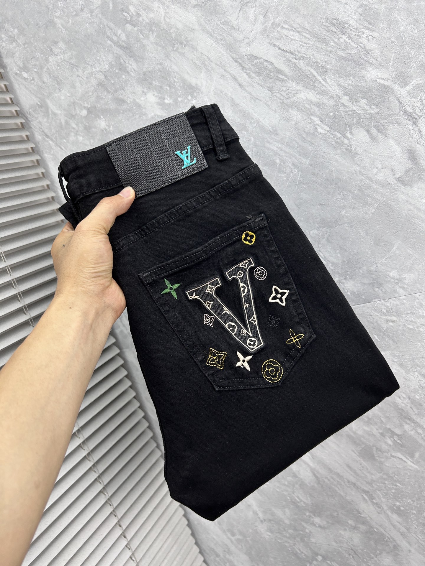 NO:910587,Lv, ss26 new men's jeans with good fabric elasticity. Exclusive sale. Official website synchronization. Fashionable and elegant. Use original color yeast washing process. Select imported heavyweight denim denim fabric. Equipped with counter hardware decoration. Genuine leather label. Exquisite stitching. Worth owning. Size 29-38. No 37m,,louis vuitton,jeans,19860909Lv, ss26新款男士牛仔裤 面料弹性好.独家发售 官网同步 时尚优雅 采用原色酵母水洗工艺 精选进口重磅丹宁牛仔面料 配专柜五金装饰 真皮皮牌 精致车线 值得拥有.码数29-38 无37m,,louis vuitton,jeans,,Men's clothing