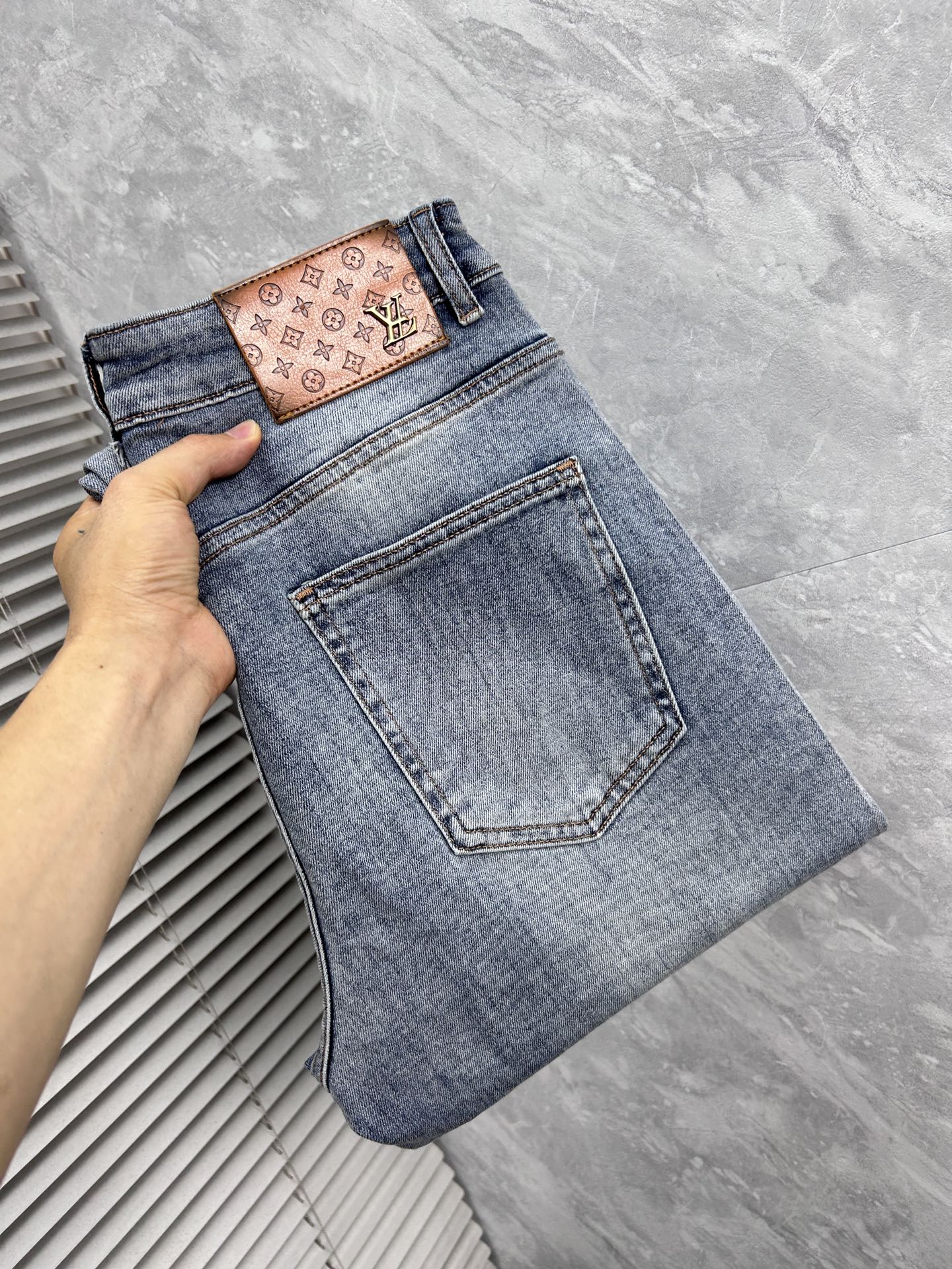 NO:937179,LV, ss26 new men's jeans. The fabric has good elasticity. Exclusive sale. Synchronized with the official website. Fashionable and elegant. Uses original color yeast washing process. Selected imported heavyweight denim denim fabric. Equipped with counter hardware decoration. Genuine leather label. Exquisite stitching. Worth owning. Size 29-38. No 37m,, louis vuitton, jeans,19860909LV, ss26新款男士牛仔裤 面料弹性好.独家发售 官网同步 时尚优雅 采用原色酵母水洗工艺 精选进口重磅丹宁牛仔面料 配专柜五金装饰 真皮皮牌 精致车线 值得拥有.码数29-38 无37m,,louis vuitton,jeans,,Men's clothing