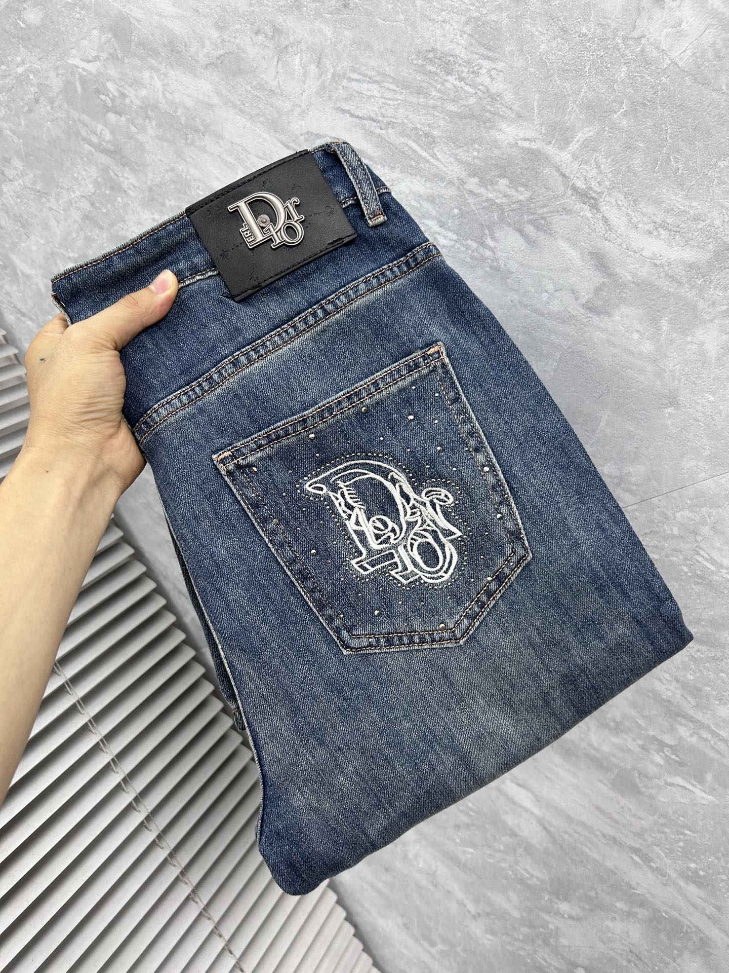 NO:937177,Dr, ss26 new men's jeans are made of good elasticity. Exclusively sold and synchronized with the official website. Fashionable and elegant. They use the original color yeast washing process. They select imported heavyweight denim denim fabrics. They are equipped with counter hardware decoration. Genuine leather labels. Exquisite stitching. Worth owning. Size 29-38 No 37m,,jeans,19860909Dr, ss26新款男士牛仔裤 面料弹性好.独家发售 官网同步 时尚优雅 采用原色酵母水洗工艺 精选进口重磅丹宁牛仔面料 配专柜五金装饰 真皮皮牌 精致车线 值得拥有.码数29-38 无37m,,jeans,,Men's clothing
