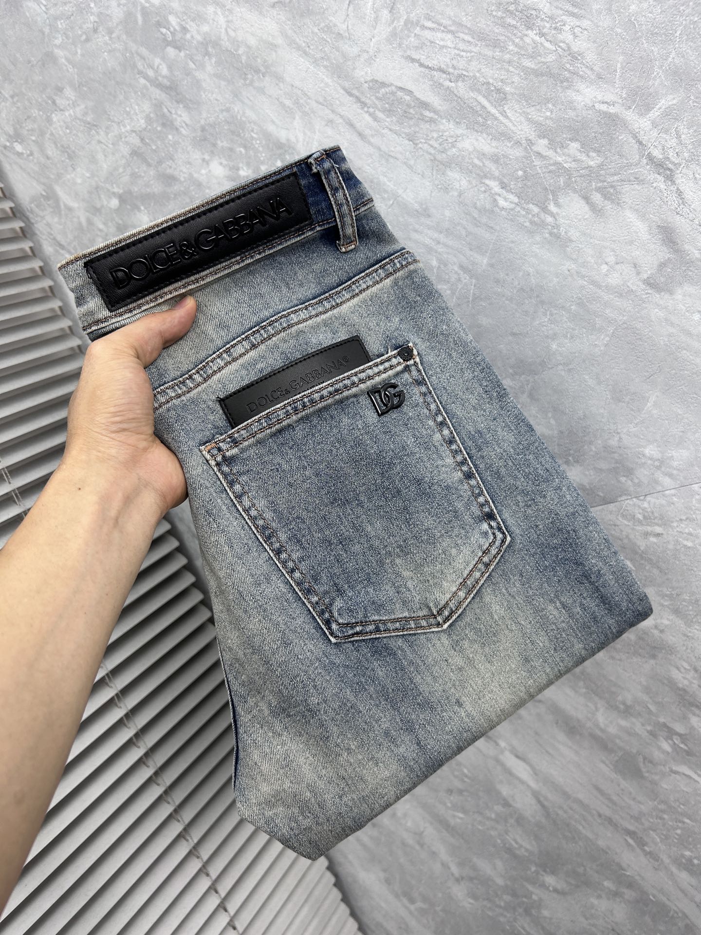 NO:910593,DG, ss26 new men's jeans. The fabric has good elasticity. Exclusive sale. Official website synchronization. Fashionable and elegant. Uses original color yeast washing process. Selected imported heavyweight denim denim fabric. Equipped with counter hardware decoration. Genuine leather label. Exquisite stitching. Worth owning. Size 29-38. No 37m,,jeans,19860909DG, ss26新款男士牛仔裤 面料弹性好.独家发售 官网同步 时尚优雅 采用原色酵母水洗工艺 精选进口重磅丹宁牛仔面料 配专柜五金装饰 真皮皮牌 精致车线 值得拥有.码数29-38 无37m,,jeans,,Men's clothing