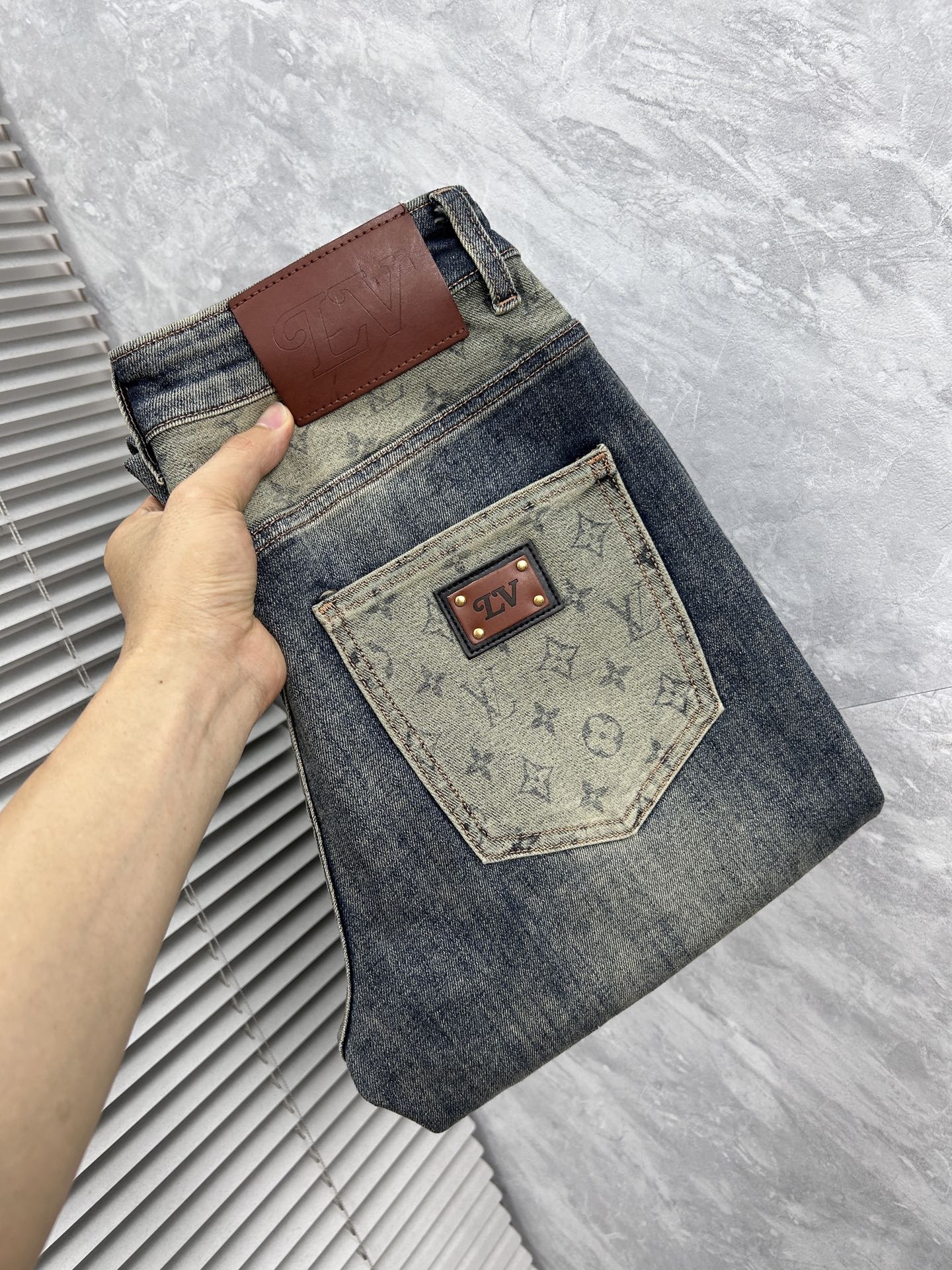 NO:937175,LV, ss26 new men's jeans. The fabric has good elasticity. Exclusive sale. Synchronized with the official website. Fashionable and elegant. Uses original color yeast washing process. Selected imported heavyweight denim denim fabric. Equipped with counter hardware decoration. Genuine leather label. Exquisite stitching. Worth owning. Size 29-38. No 37m,, louis vuitton, jeans,19860909LV, ss26新款男士牛仔裤 面料弹性好.独家发售 官网同步 时尚优雅 采用原色酵母水洗工艺 精选进口重磅丹宁牛仔面料 配专柜五金装饰 真皮皮牌 精致车线 值得拥有.码数29-38 无37m,,louis vuitton,jeans,,Men's clothing
