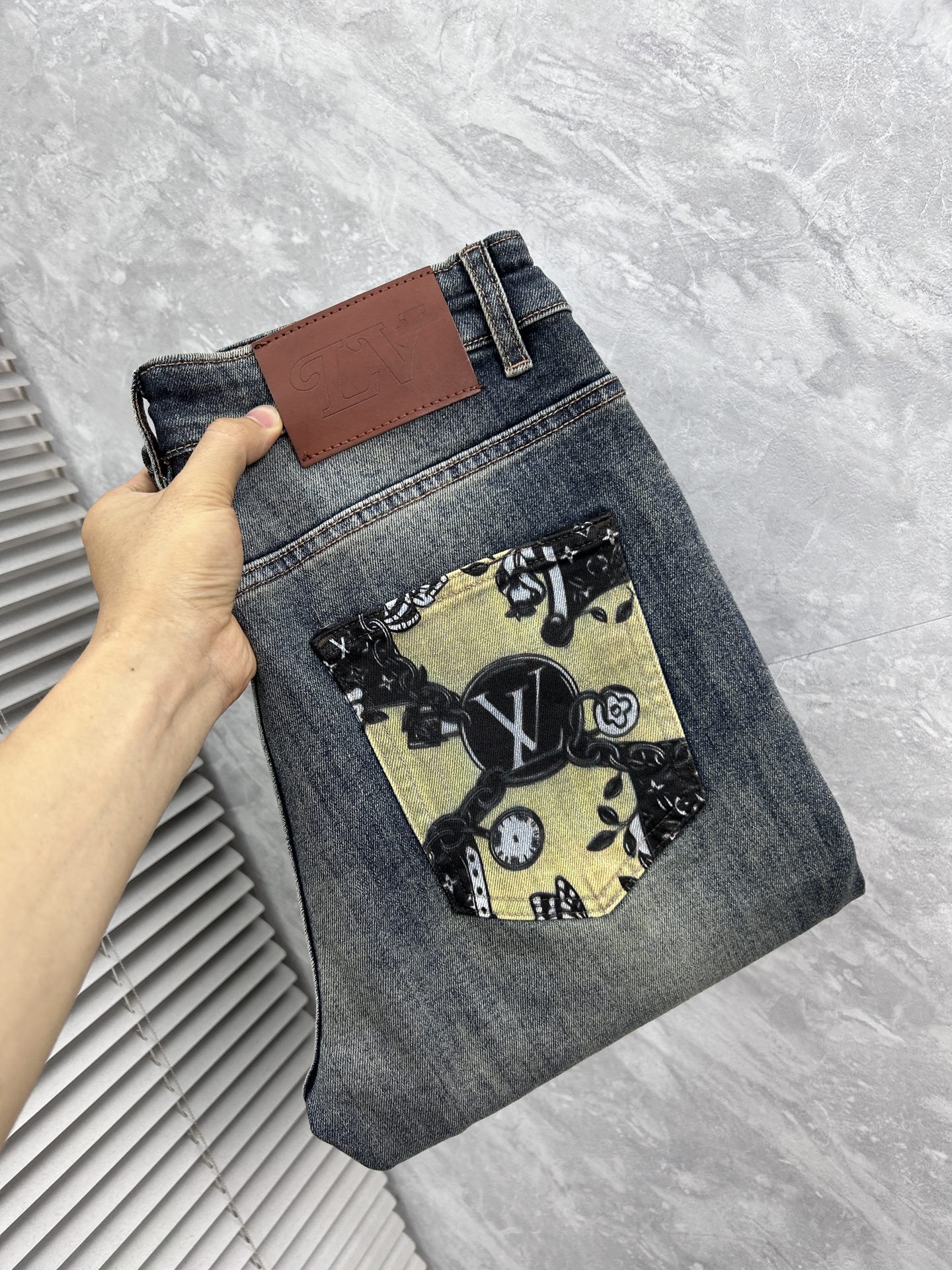 NO:937173,LV, ss26 new men's jeans. The fabric has good elasticity. Exclusive sale. Synchronized with the official website. Fashionable and elegant. Uses original color yeast washing process. Selected imported heavyweight denim denim fabric. Equipped with counter hardware decoration. Genuine leather label. Exquisite stitching. Worth owning. Size 29-38. No 37m,, louis vuitton, jeans,19860909LV, ss26新款男士牛仔裤 面料弹性好.独家发售 官网同步 时尚优雅 采用原色酵母水洗工艺 精选进口重磅丹宁牛仔面料 配专柜五金装饰 真皮皮牌 精致车线 值得拥有.码数29-38 无37m,,louis vuitton,jeans,,Men's clothing