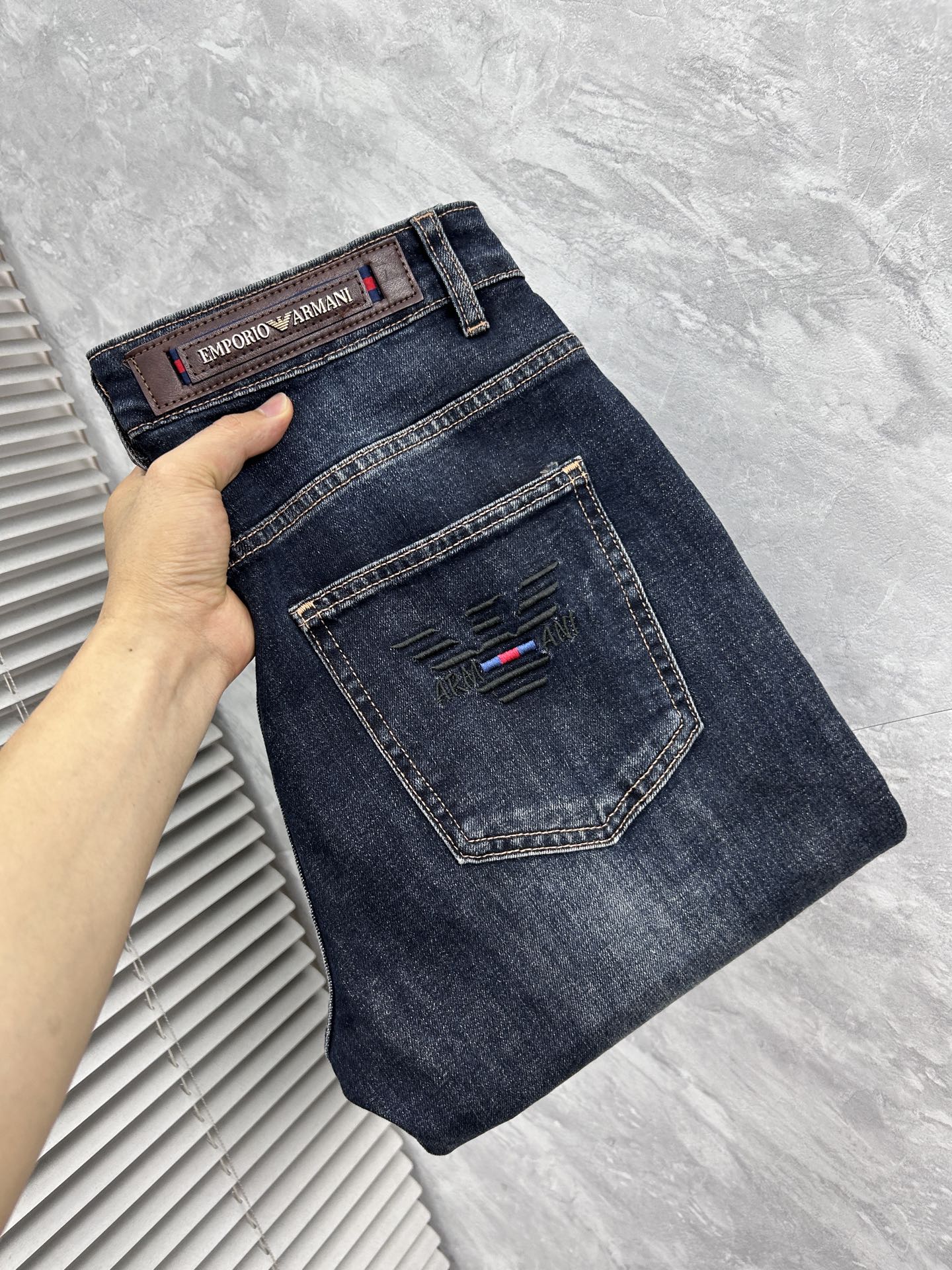 NO:937171,Ama, ss26 new men's jeans. The fabric has good elasticity. Exclusive sale. Synchronized with the official website. Fashionable and elegant. Uses original color yeast washing process. Selected imported heavyweight denim denim fabric. Equipped with counter hardware decoration. Genuine leather label. Exquisite stitching. Worth owning. Size 29-38 No 37m,,jeans,19860909阿玛, ss26新款男士牛仔裤 面料弹性好.独家发售 官网同步 时尚优雅 采用原色酵母水洗工艺 精选进口重磅丹宁牛仔面料 配专柜五金装饰 真皮皮牌 精致车线 值得拥有.码数29-38 无37m,,jeans,,Men's clothing
