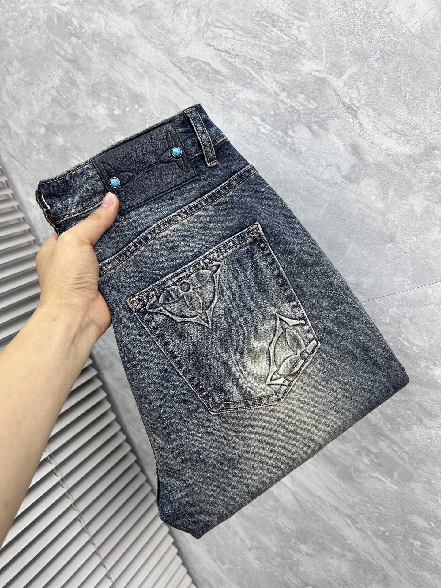 NO:937169,LV, ss26 new men's jeans. The fabric has good elasticity. Exclusive sale. Synchronized with the official website. Fashionable and elegant. Uses original color yeast washing process. Selected imported heavyweight denim denim fabric. Equipped with counter hardware decoration. Genuine leather label. Exquisite stitching. Worth owning. Size 29-38. No 37m,, louis vuitton, jeans,19860909LV, ss26新款男士牛仔裤 面料弹性好.独家发售 官网同步 时尚优雅 采用原色酵母水洗工艺 精选进口重磅丹宁牛仔面料 配专柜五金装饰 真皮皮牌 精致车线 值得拥有.码数29-38 无37m,,louis vuitton,jeans,,Men's clothing