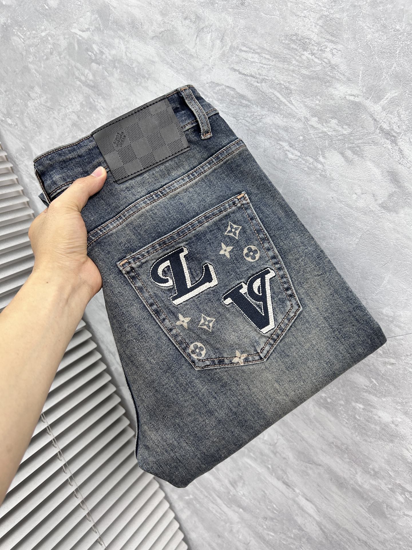 NO:910605,LV, ss26 new men's jeans. The fabric has good elasticity. Exclusive sale. Synchronized with the official website. Fashionable and elegant. Uses original color yeast washing process. Selected imported heavyweight denim denim fabric. Equipped with counter hardware decoration. Genuine leather label. Exquisite stitching. Worth owning. Size 29-38. No 37m,, louis vuitton, jeans,19860909LV, ss26新款男士牛仔裤 面料弹性好.独家发售 官网同步 时尚优雅 采用原色酵母水洗工艺 精选进口重磅丹宁牛仔面料 配专柜五金装饰 真皮皮牌 精致车线 值得拥有.码数29-38 无37m,,louis vuitton,jeans,,Men's clothing