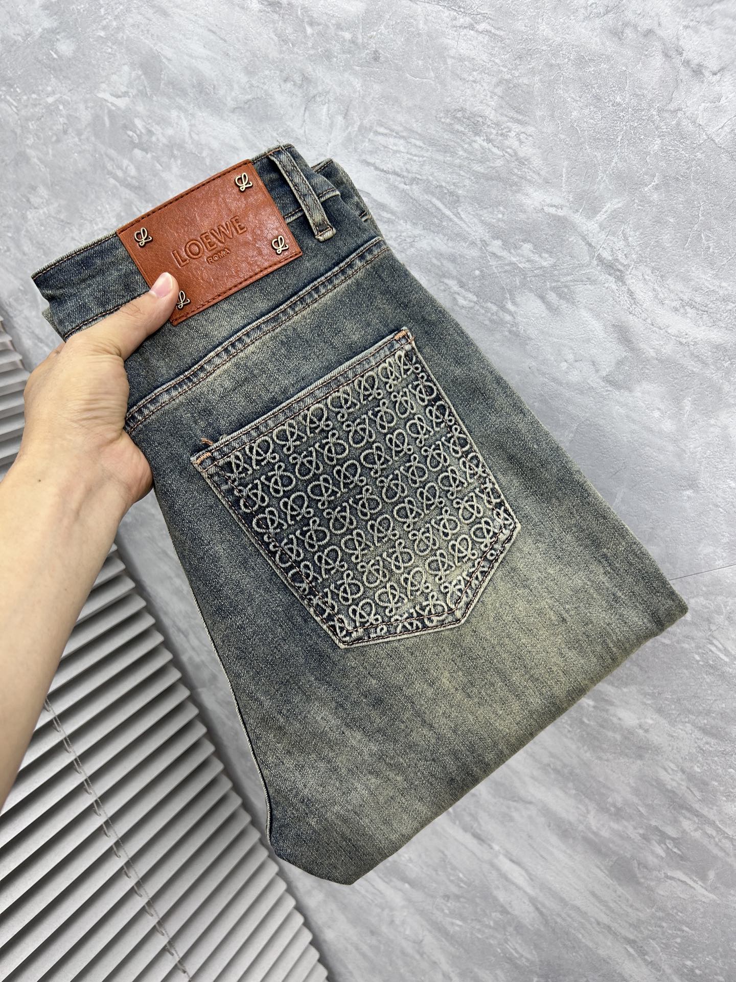NO:937167,Loewe, ss26 new men's jeans. The fabric has good elasticity. Exclusive sale. Synchronized with the official website. Fashionable and elegant. Uses original color yeast washing process. Selected imported heavyweight denim denim fabric. Equipped with counter hardware decoration. Genuine leather label. Exquisite stitching. Worth owning. Size 29-38. No 37m,,loewe,jeans,19860909罗意, ss26新款男士牛仔裤 面料弹性好.独家发售 官网同步 时尚优雅 采用原色酵母水洗工艺 精选进口重磅丹宁牛仔面料 配专柜五金装饰 真皮皮牌 精致车线 值得拥有.码数29-38 无37m,,loewe,jeans,,Men's clothing