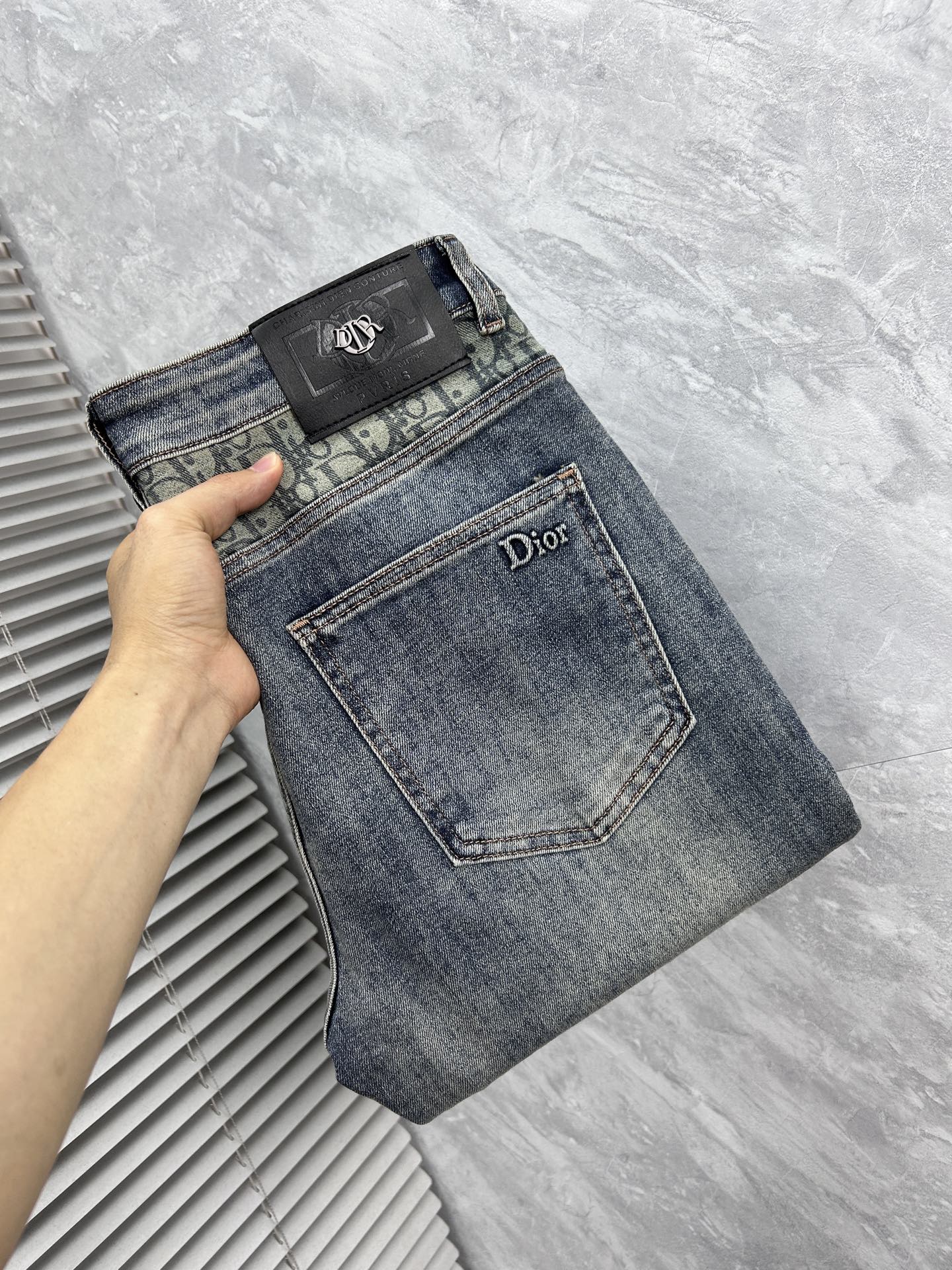 NO:910617,Dr, ss26 new men's jeans are made of good elasticity. Exclusively sold and synchronized with the official website. Fashionable and elegant. They use the original color yeast washing process. They select imported heavyweight denim denim fabrics. They are equipped with counter hardware decoration. Genuine leather labels. Exquisite stitching. Worth owning. Size 29-38 No 37m,,jeans,19860909Dr, ss26新款男士牛仔裤 面料弹性好.独家发售 官网同步 时尚优雅 采用原色酵母水洗工艺 精选进口重磅丹宁牛仔面料 配专柜五金装饰 真皮皮牌 精致车线 值得拥有.码数29-38 无37m,,jeans,,Men's clothing
