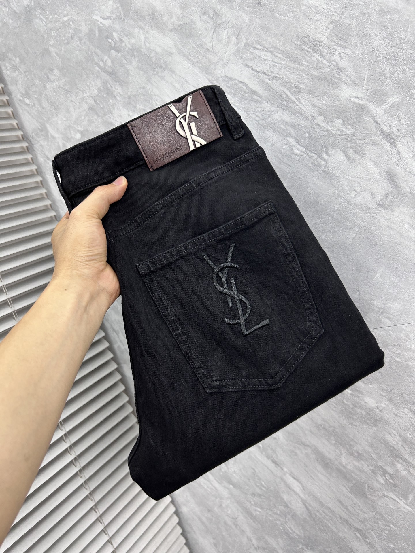 NO:910623,Saint Laurent, ss26 new men's jeans. The fabric has good elasticity. Exclusive sale. Synchronized with the official website. Fashionable and elegant. Using original color yeast washing process. Selected imported heavyweight denim denim fabric. Equipped with counter hardware decoration. Genuine leather label. Exquisite stitching. Worth owning. Size 29-38. No 37m,,saint laurent,jeans,19860909圣罗兰, ss26新款男士牛仔裤 面料弹性好.独家发售 官网同步 时尚优雅 采用原色酵母水洗工艺 精选进口重磅丹宁牛仔面料 配专柜五金装饰 真皮皮牌 精致车线 值得拥有.码数29-38 无37m,,saint laurent,jeans,,Men's clothing