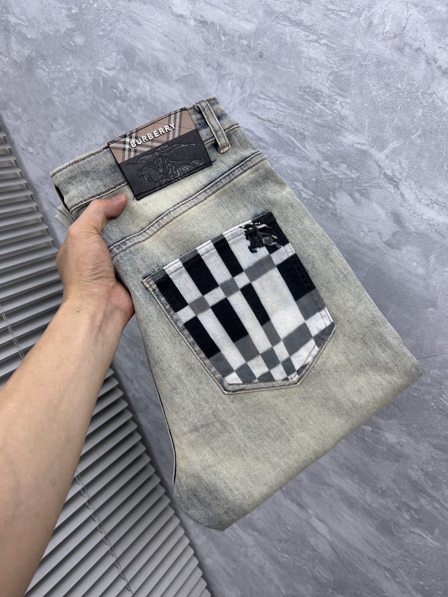 NO:937163,Burberry, ss26 new men's jeans. The fabric has good elasticity. Exclusive sale. Synchronized with the official website. Fashionable and elegant. Uses original color yeast washing process. Selected imported heavyweight denim denim fabric. Equipped with counter hardware decoration. Genuine leather label. Exquisite stitching. Worth having. Size 29-38. No 37m,,burberry,jeans,19860909巴宝, ss26新款男士牛仔裤 面料弹性好.独家发售 官网同步 时尚优雅 采用原色酵母水洗工艺 精选进口重磅丹宁牛仔面料 配专柜五金装饰 真皮皮牌 精致车线 值得拥有.码数29-38 无37m,,burberry,jeans,,Men's clothing