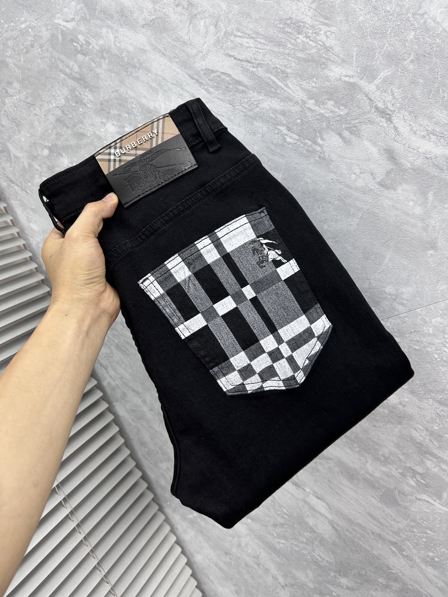 NO:910635,Burberry, ss26 new men's jeans. The fabric has good elasticity. Exclusive sale. Synchronized with the official website. Fashionable and elegant. Uses original color yeast washing process. Selected imported heavyweight denim denim fabric. Equipped with counter hardware decoration. Genuine leather label. Exquisite stitching. Worth having. Size 29-38. No 37m,,burberry,jeans,19860909巴宝, ss26新款男士牛仔裤 面料弹性好.独家发售 官网同步 时尚优雅 采用原色酵母水洗工艺 精选进口重磅丹宁牛仔面料 配专柜五金装饰 真皮皮牌 精致车线 值得拥有.码数29-38 无37m,,burberry,jeans,,Men's clothing