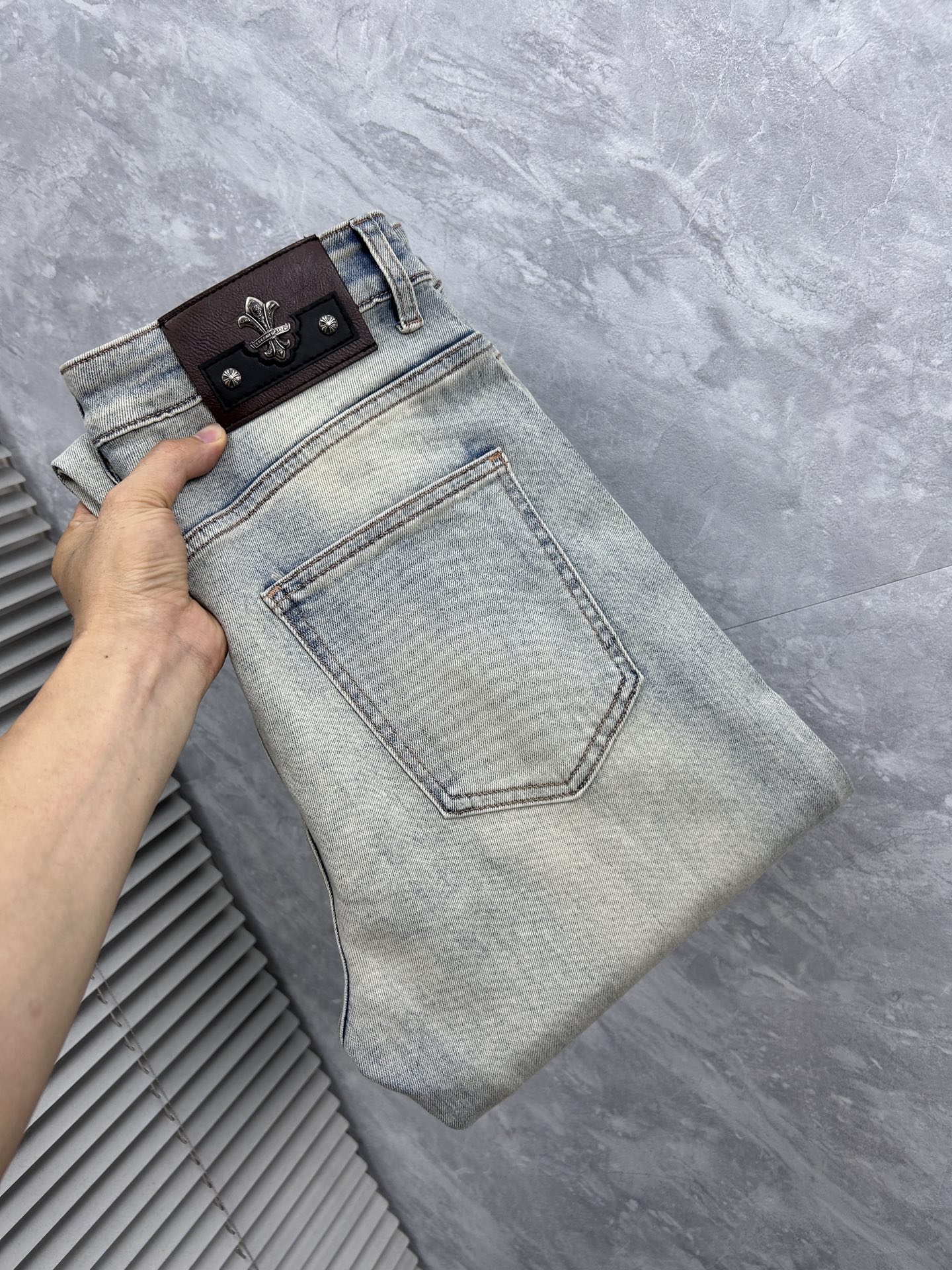 NO:910629,Crowe, ss26 new men's jeans. The fabric has good elasticity. Exclusive sale. Synchronized with the official website. Fashionable and elegant. Uses original color yeast washing process. Selected imported heavyweight denim denim fabric. Equipped with counter hardware decoration. Genuine leather label. Exquisite stitching. Worth owning. Size 29-38. No 37m,,chrome hearts,jeans,19860909克罗, ss26新款男士牛仔裤 面料弹性好.独家发售 官网同步 时尚优雅 采用原色酵母水洗工艺 精选进口重磅丹宁牛仔面料 配专柜五金装饰 真皮皮牌 精致车线 值得拥有.码数29-38 无37m,,chrome hearts,jeans,,Men's clothing