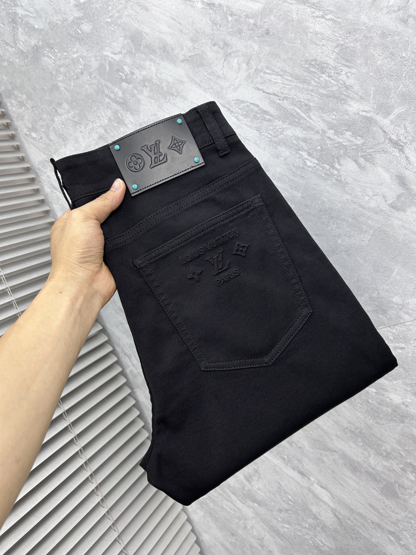 NO:877636,LV's new men's jeans. The fabric is comfortable and elastic. Exclusively available. Fashionable and elegant. Designed with heavy craftsmanship. Using original color washing process. Selected imported heavy-weight denim denim fabric. Customized hardware decoration. Exquisite stitching. All the fine workmanship makes the whole pair of pants more stylish. Worth owning. Sizes 29--38,,louis vuitton,jeans,19860909LV新品男士牛仔裤 面料舒适弹性好.独家发售 时尚优雅 重工艺设计.采用原色水洗工艺 精选进口重磅丹宁牛仔面料 定制五金装饰 精致车线 所有精细做工让整条裤子的调性更上一层楼 值得拥有. 尺码29--38,,louis vuitton,jeans,,Men's clothing