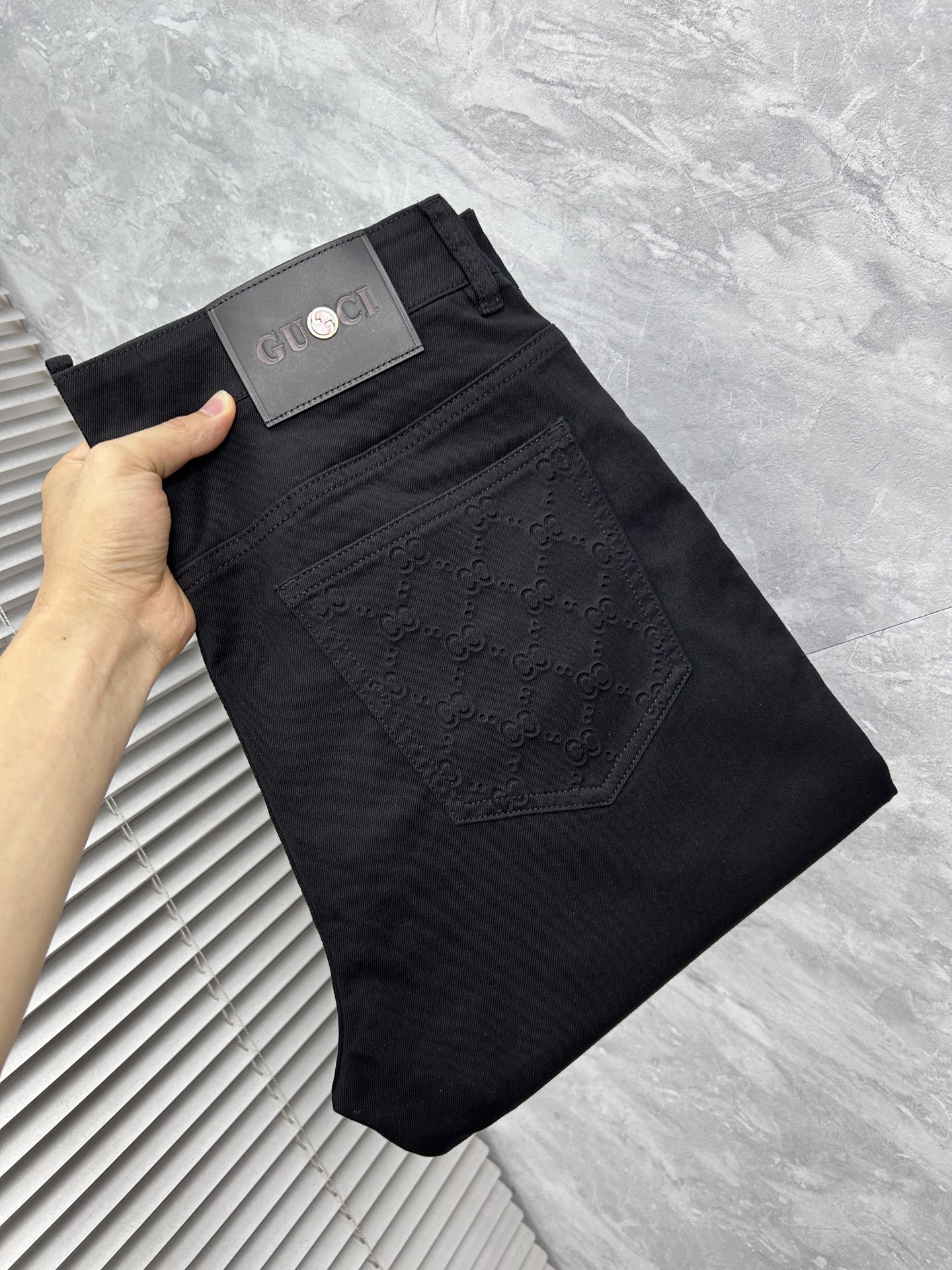 NO:877633,Gucci's new men's jeans. The fabric is comfortable and elastic. Exclusively available. Fashionable and elegant. Designed with heavy craftsmanship. Using original color washing process. Selected imported heavy denim denim fabric. Customized hardware decoration. Exquisite stitching. All fine workmanship makes the whole pair of pants more stylish. Worth owning. Sizes 29--38,,jeans,19860909古奇 新品男士牛仔裤 面料舒适弹性好.独家发售 时尚优雅 重工艺设计.采用原色水洗工艺 精选进口重磅丹宁牛仔面料 定制五金装饰 精致车线 所有精细做工让整条裤子的调性更上一层楼 值得拥有. 尺码29--38,,jeans,,Men's clothing
