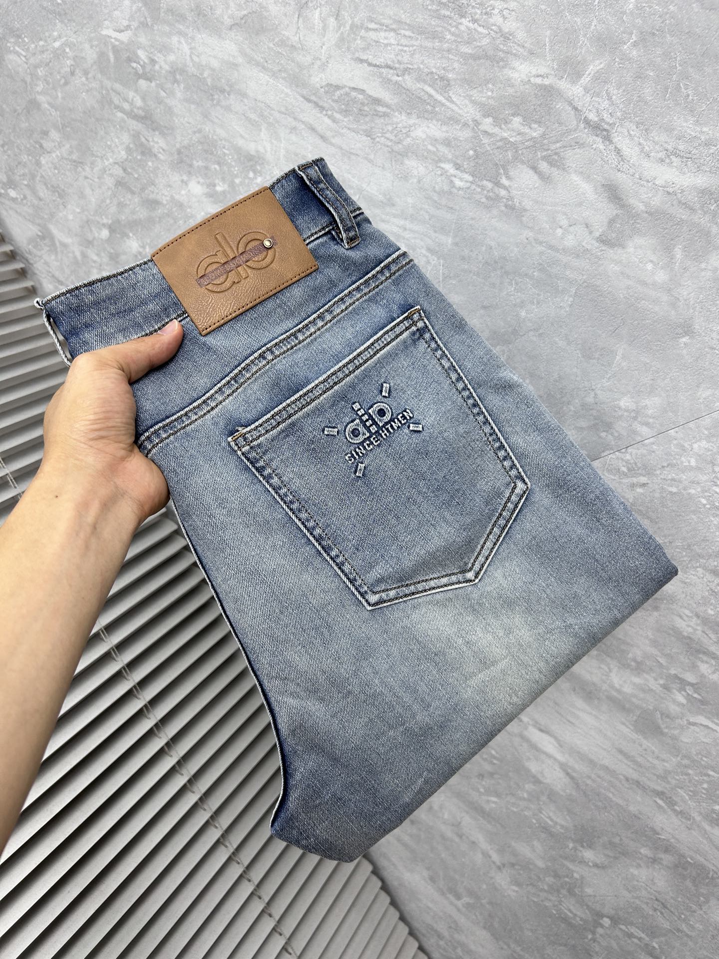 NO:877630,Ali's new men's jeans are made of comfortable and elastic fabrics. Exclusively available. Fashionable and elegant. Designed with heavy craftsmanship. Used original color washing process. Selected imported heavyweight denim denim fabrics. Customized hardware decoration. Exquisite stitching. All fine workmanship makes the whole pair of pants more stylish. Worth owning. Sizes 29--38,,jeans,19860909Ali 新品男士牛仔裤 面料舒适弹性好.独家发售 时尚优雅 重工艺设计.采用原色水洗工艺 精选进口重磅丹宁牛仔面料 定制五金装饰 精致车线 所有精细做工让整条裤子的调性更上一层楼 值得拥有. 尺码29--38,,jeans,,Men's clothing